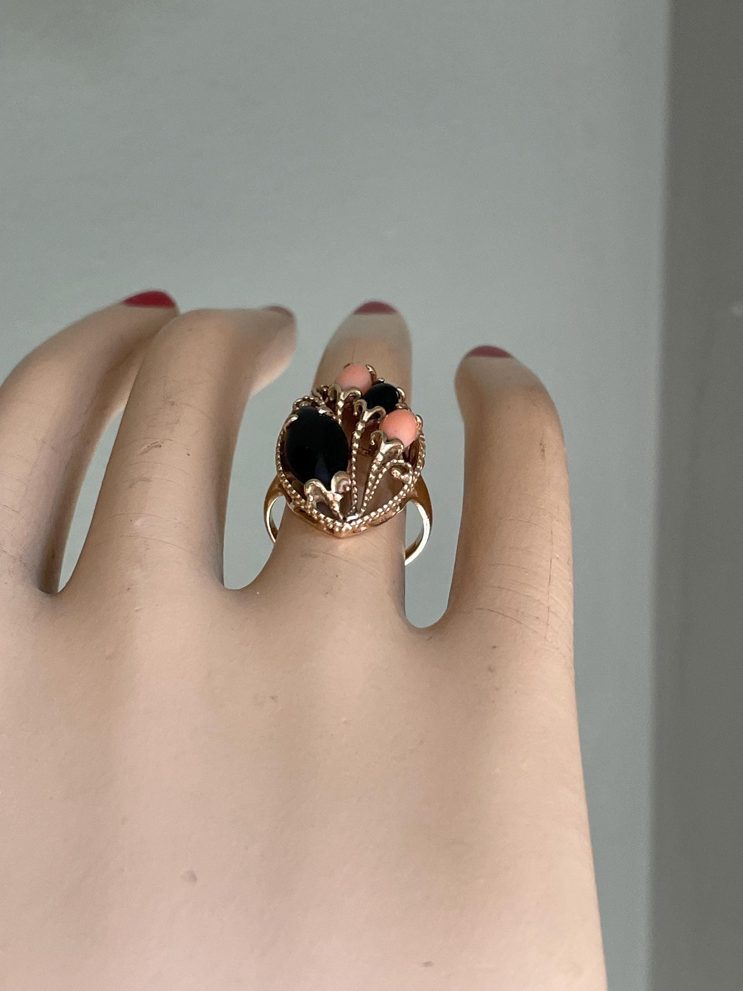 c1960 10K Yellow Gold Onyx and Coral Floral Ring