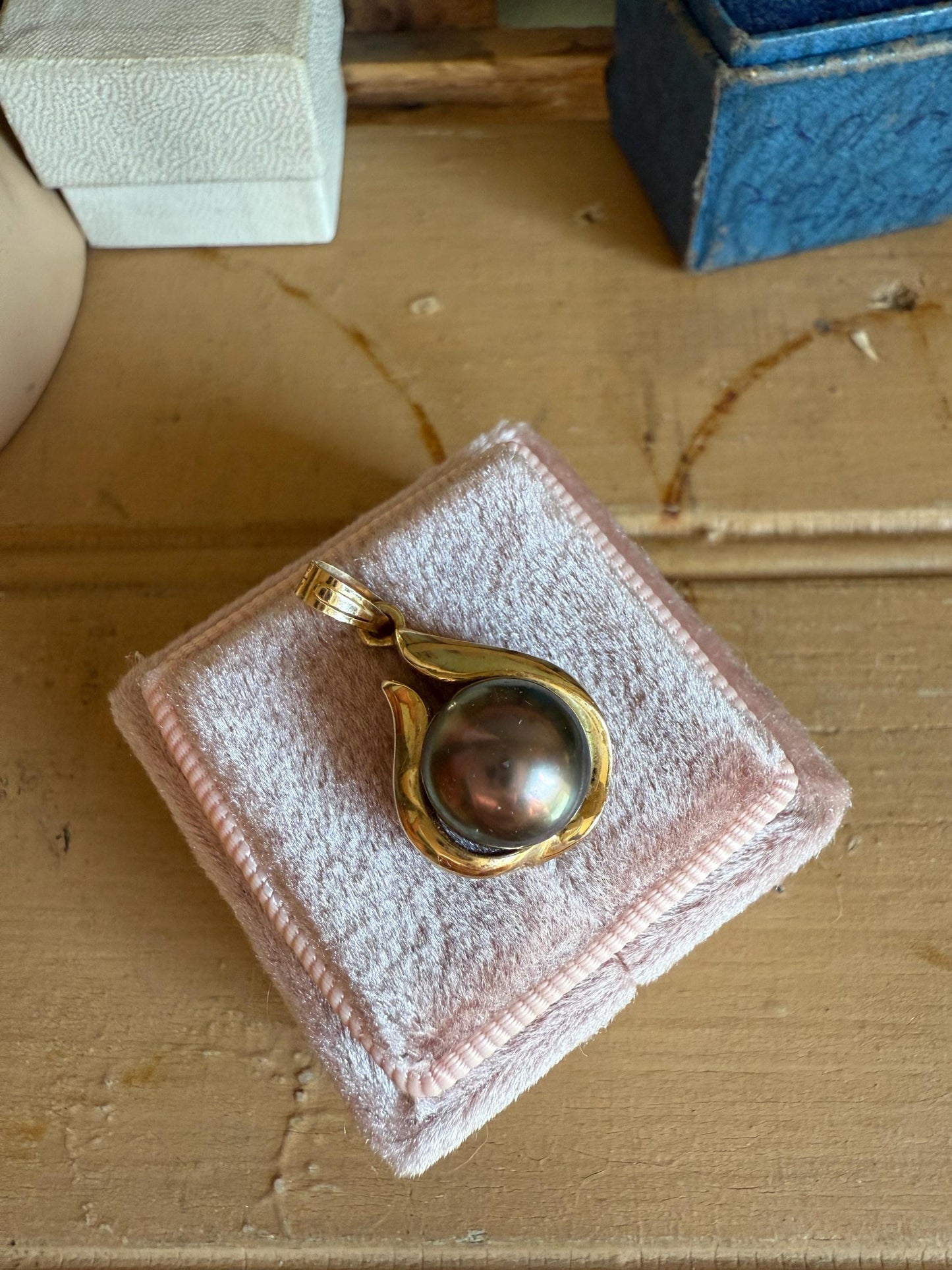 Vintage Tahitian Pearl Pendant in 14K Yellow Gold