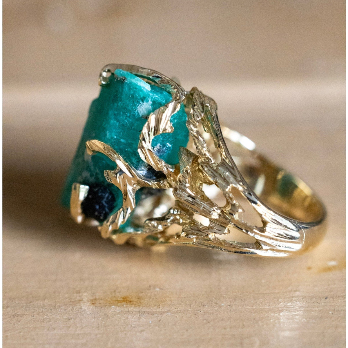 1960-1970 Brutalist 18K Yellow Gold Raw Emerald Ring