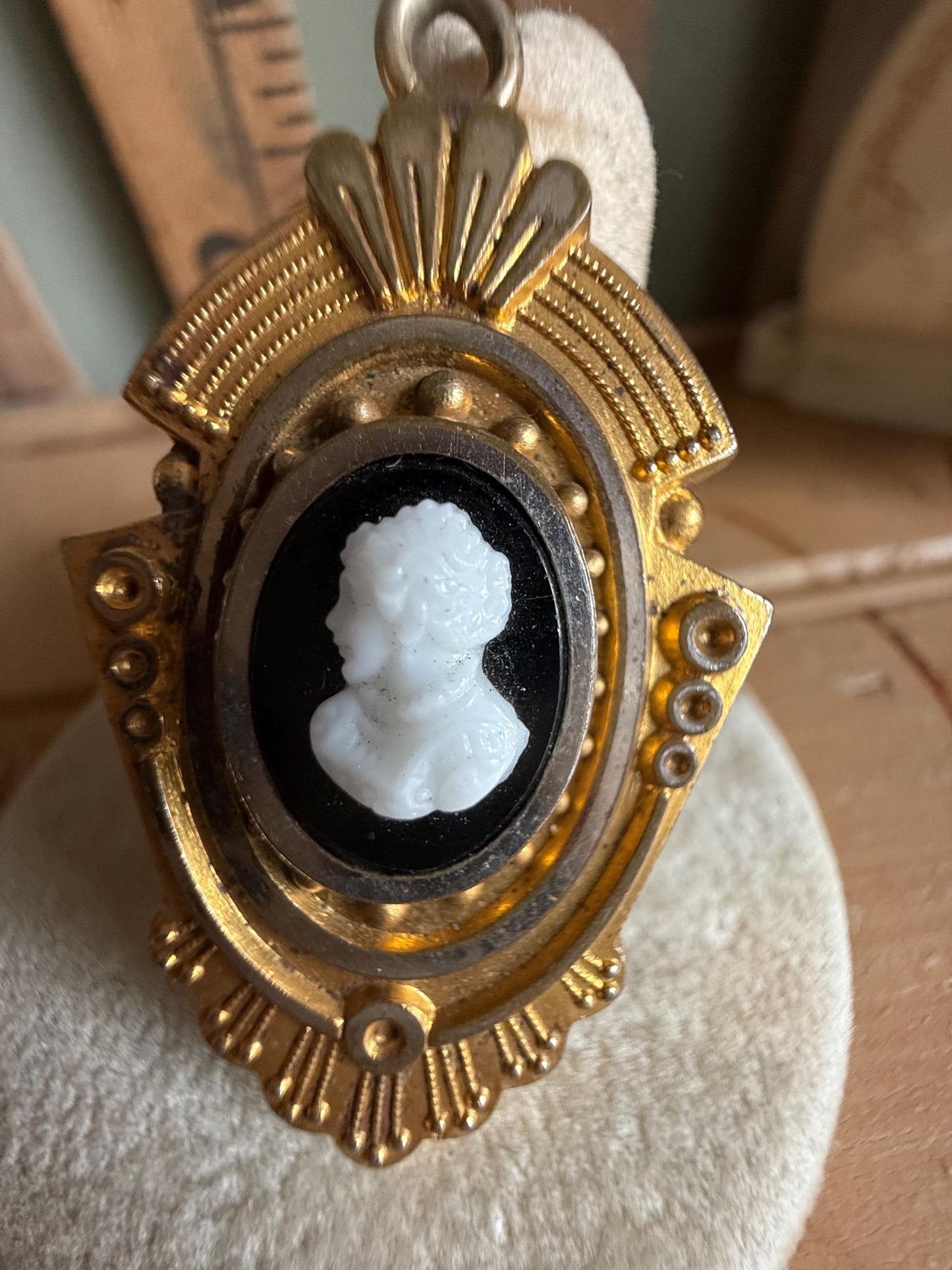 c1880 Antique Victorian Carved Banded Agate Cameo Locket