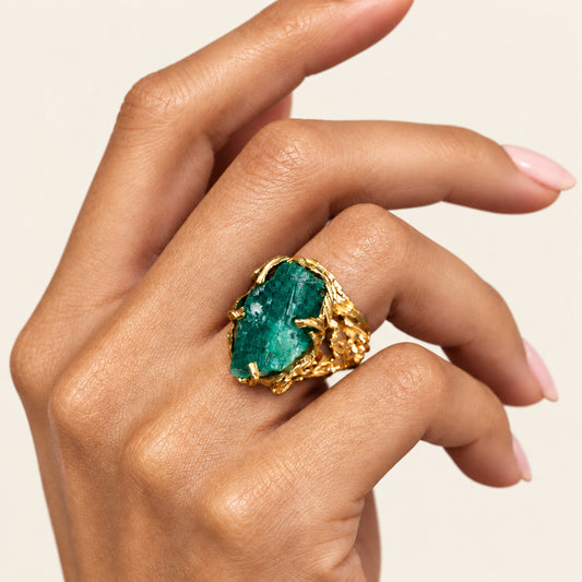 1960-1970 Brutalist 18K Yellow Gold Raw Emerald Ring