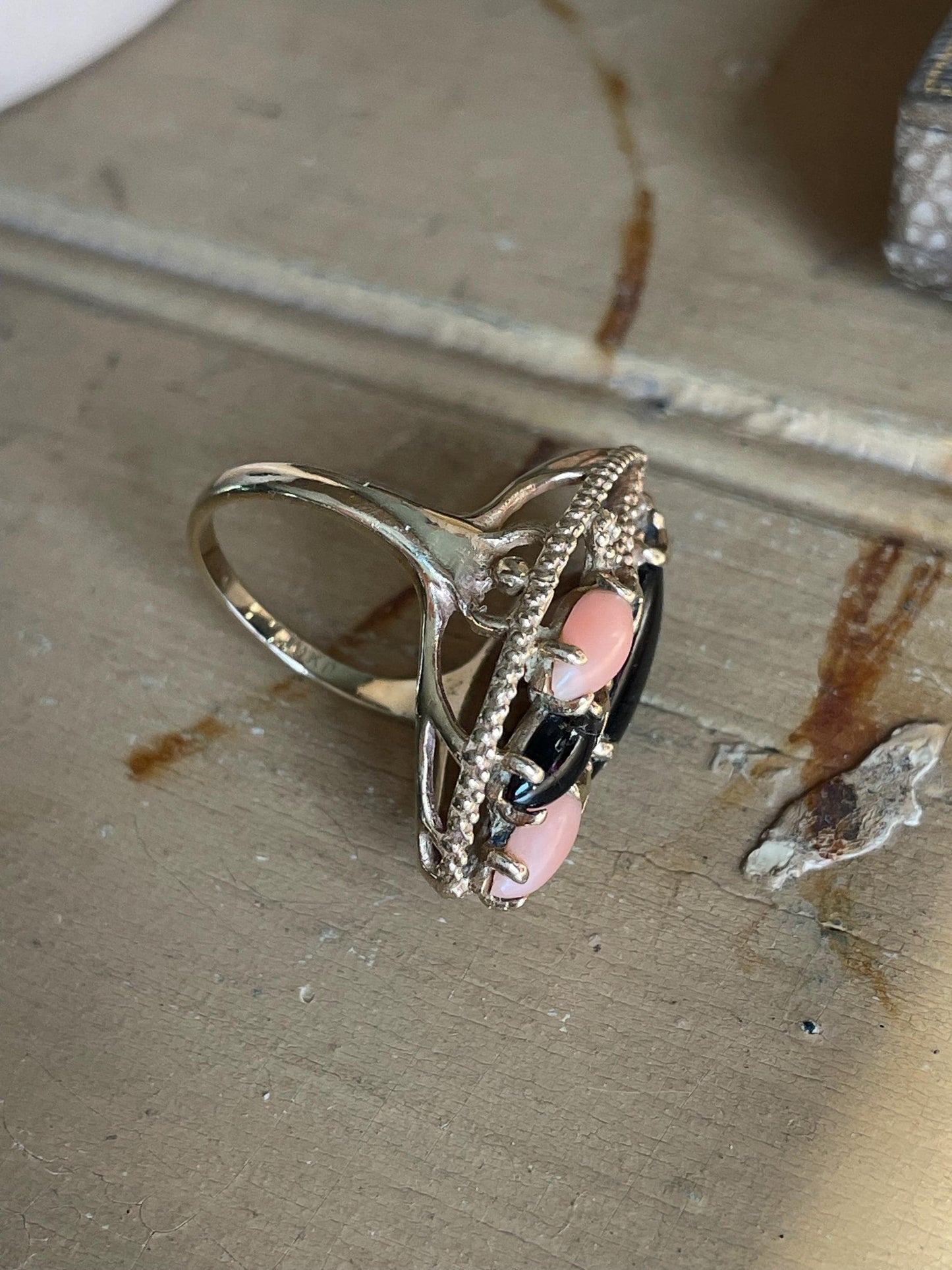 c1960 10K Yellow Gold Onyx and Coral Floral Ring