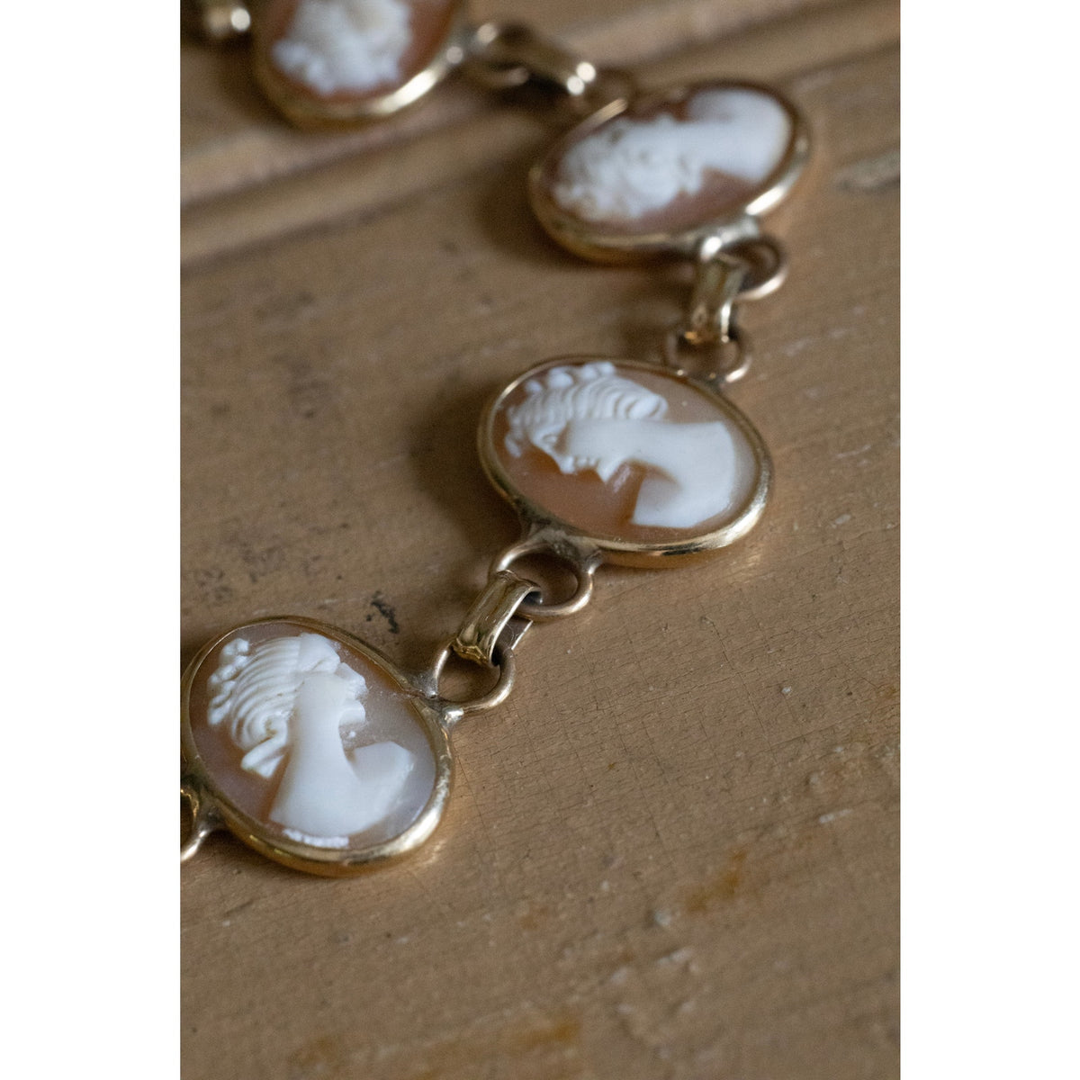 Vintage 14K Yellow Gold Hand Carved Shell Cameo Link Bracelet