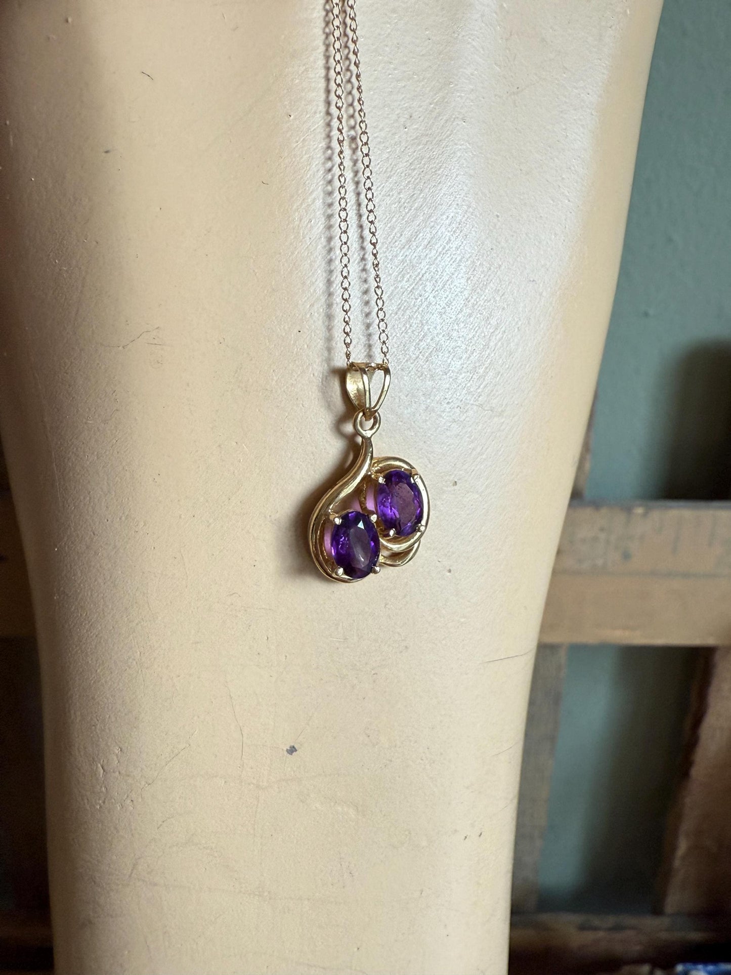 c1980 Vintage Oval Cut Amethyst Set in 14K Yellow Gold Pendant with 14K Yellow Gold Chain
