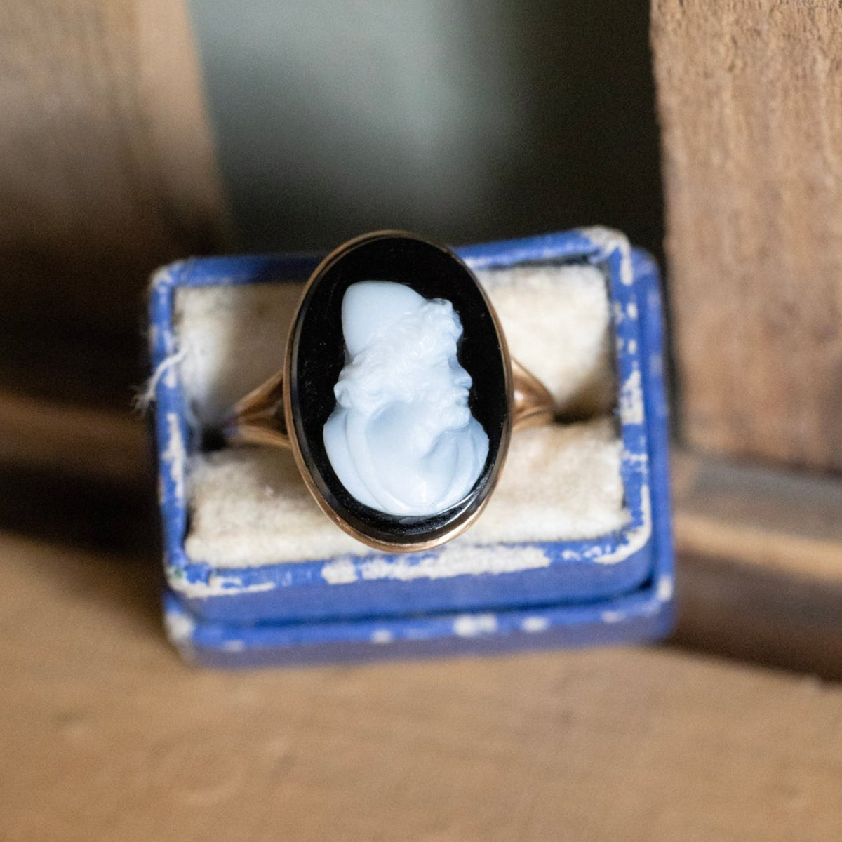 Antique 10K Yellow Gold Hand Carved Banded Agate Cameo Ring