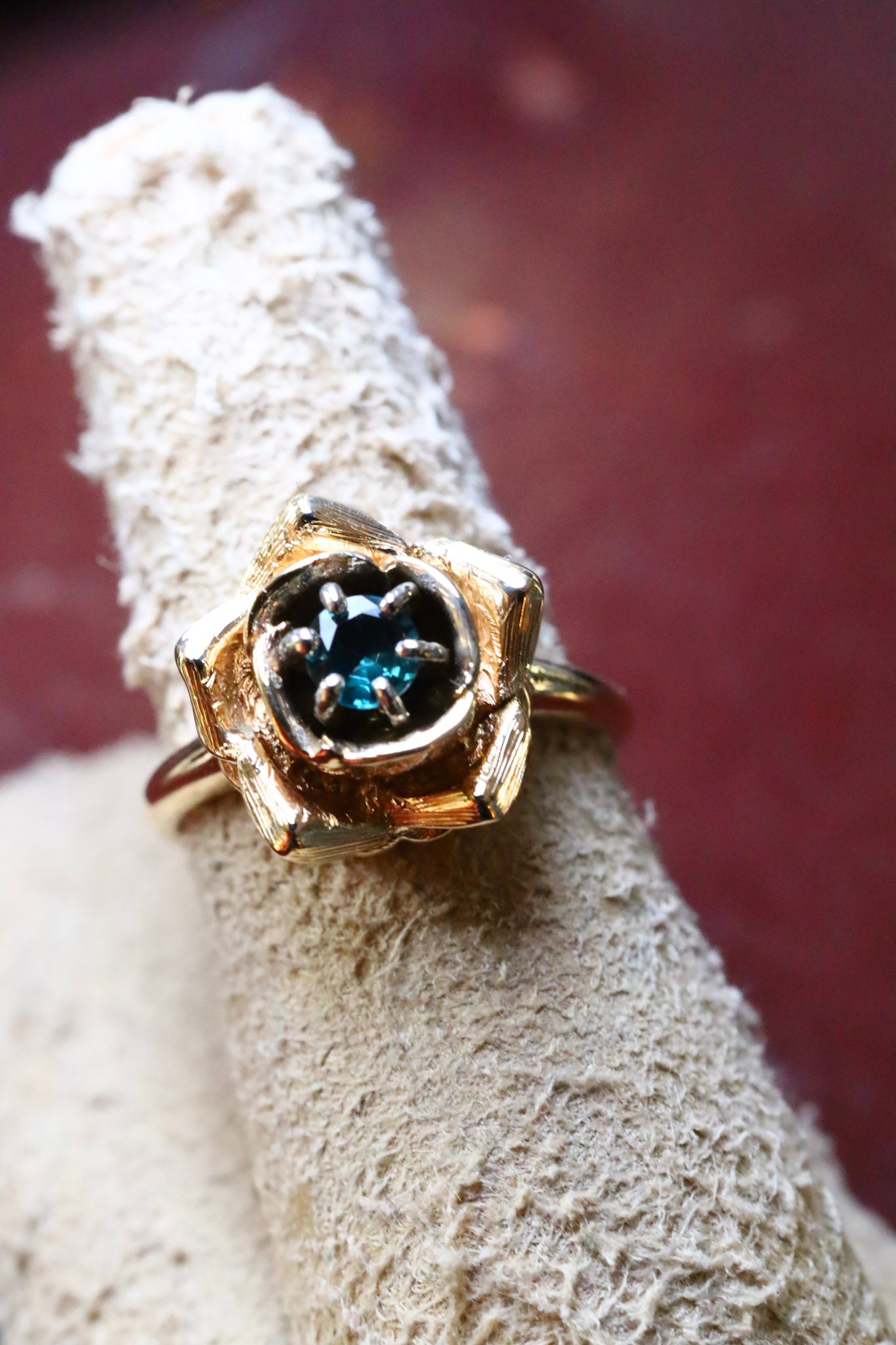 A Magical Vintage 14K Yellow Gold Rose Ring Set with a Alexandrite