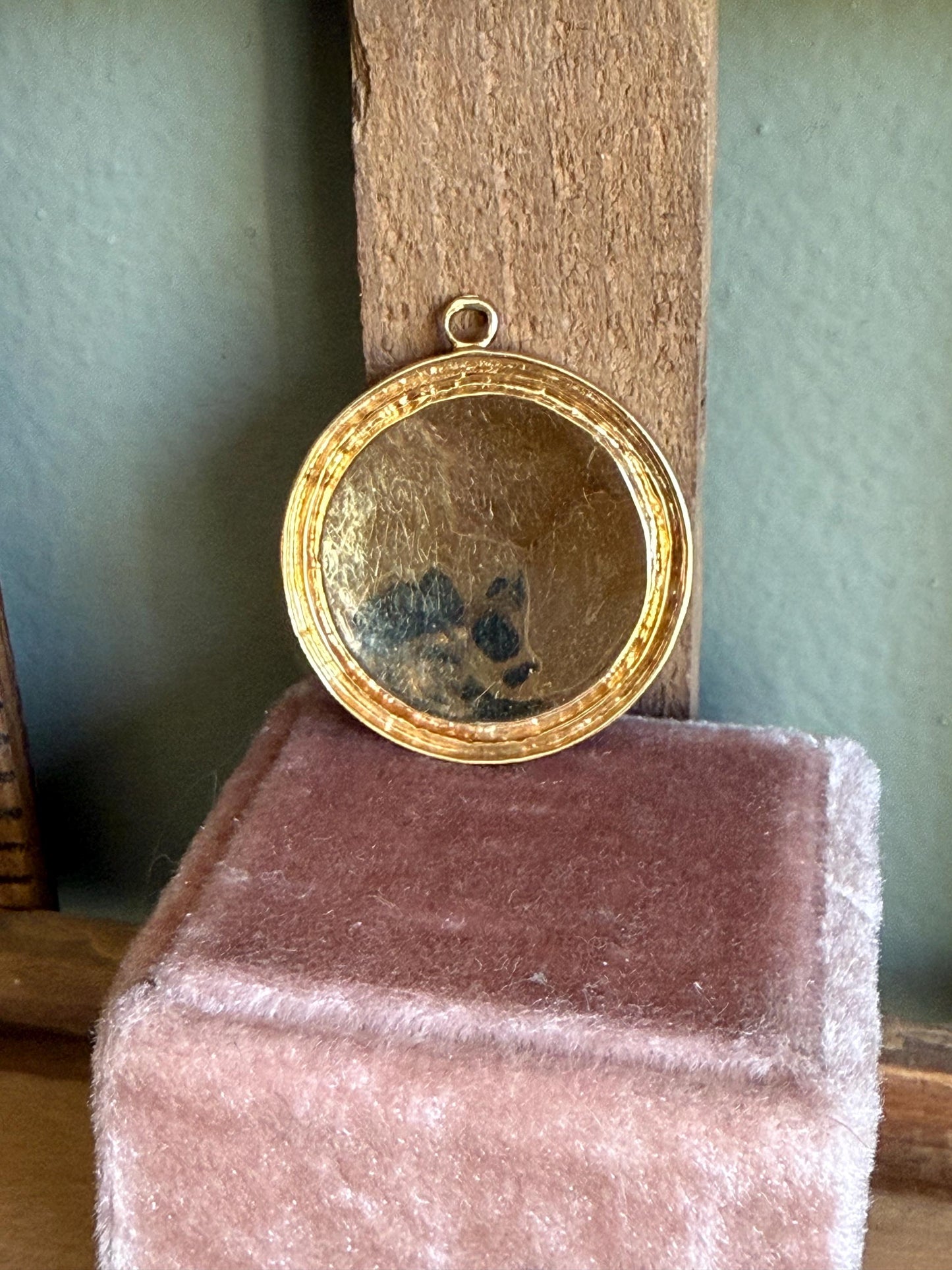 An Unusual 18K Yellow Gold Seahorse Charm Pendant