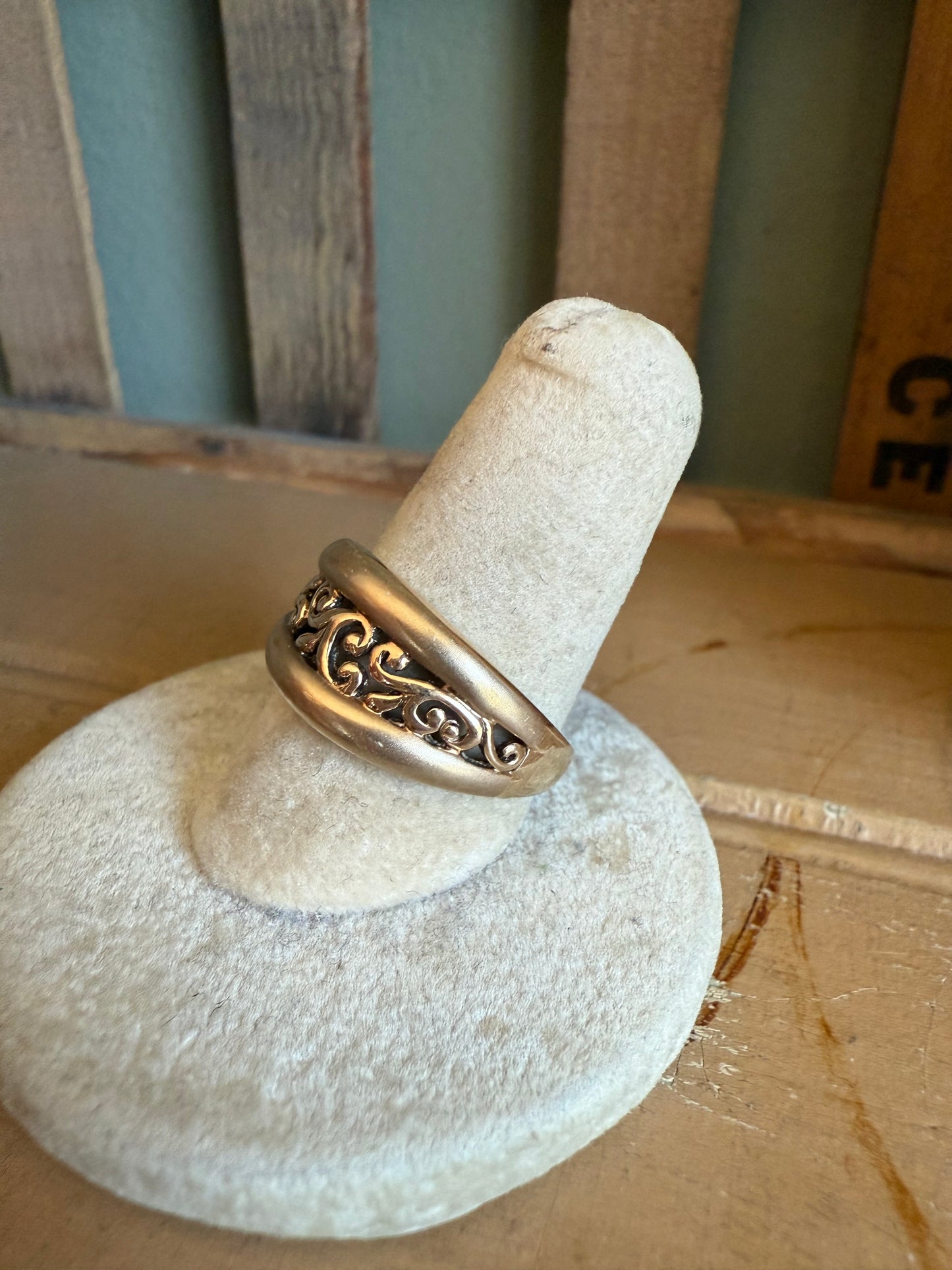Vintage Solid 104K Yellow Gold Scroll Work Band Ring