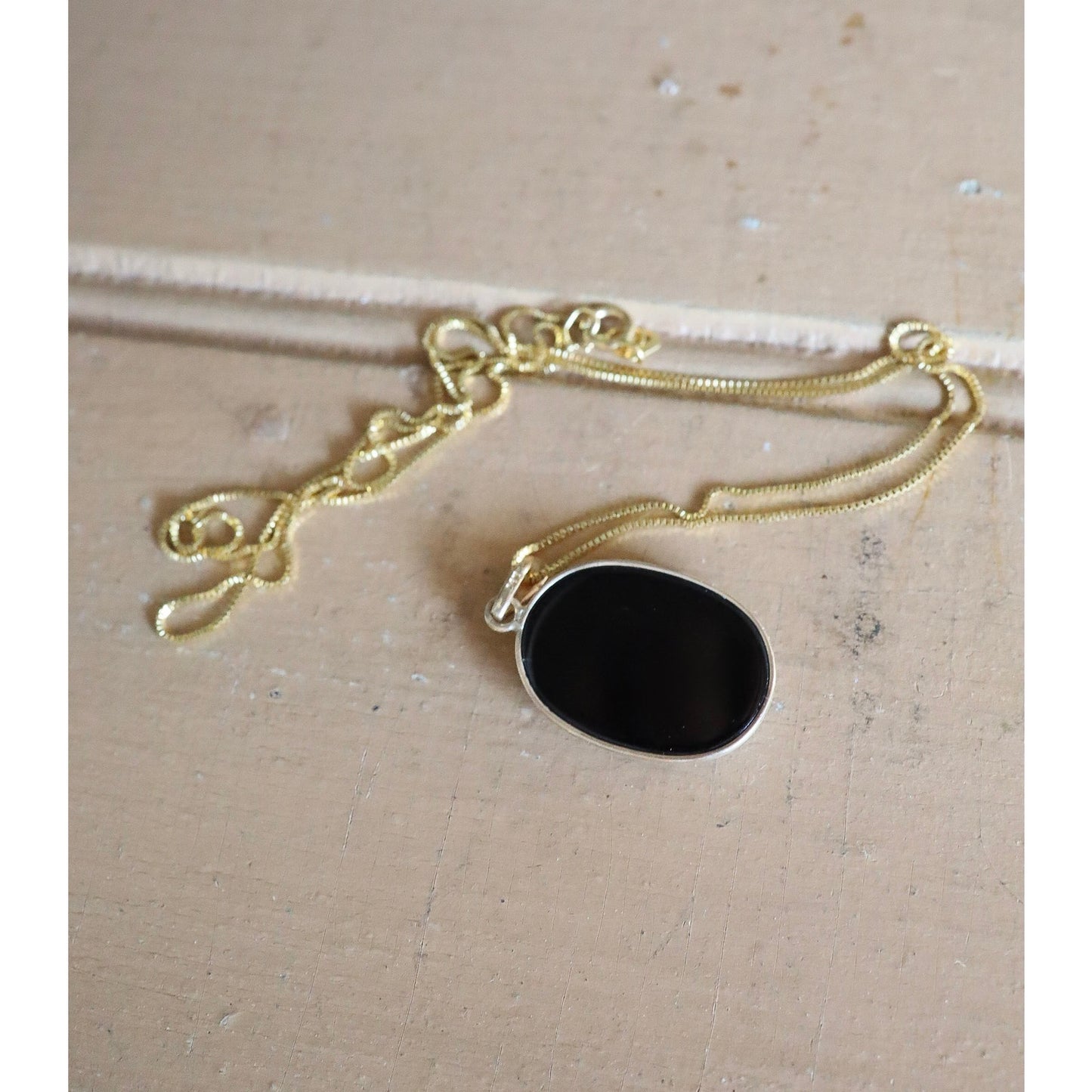 14K Yellow Gold Banded Agate Carved Cat Cameo Pendant on 14K Gold Chain