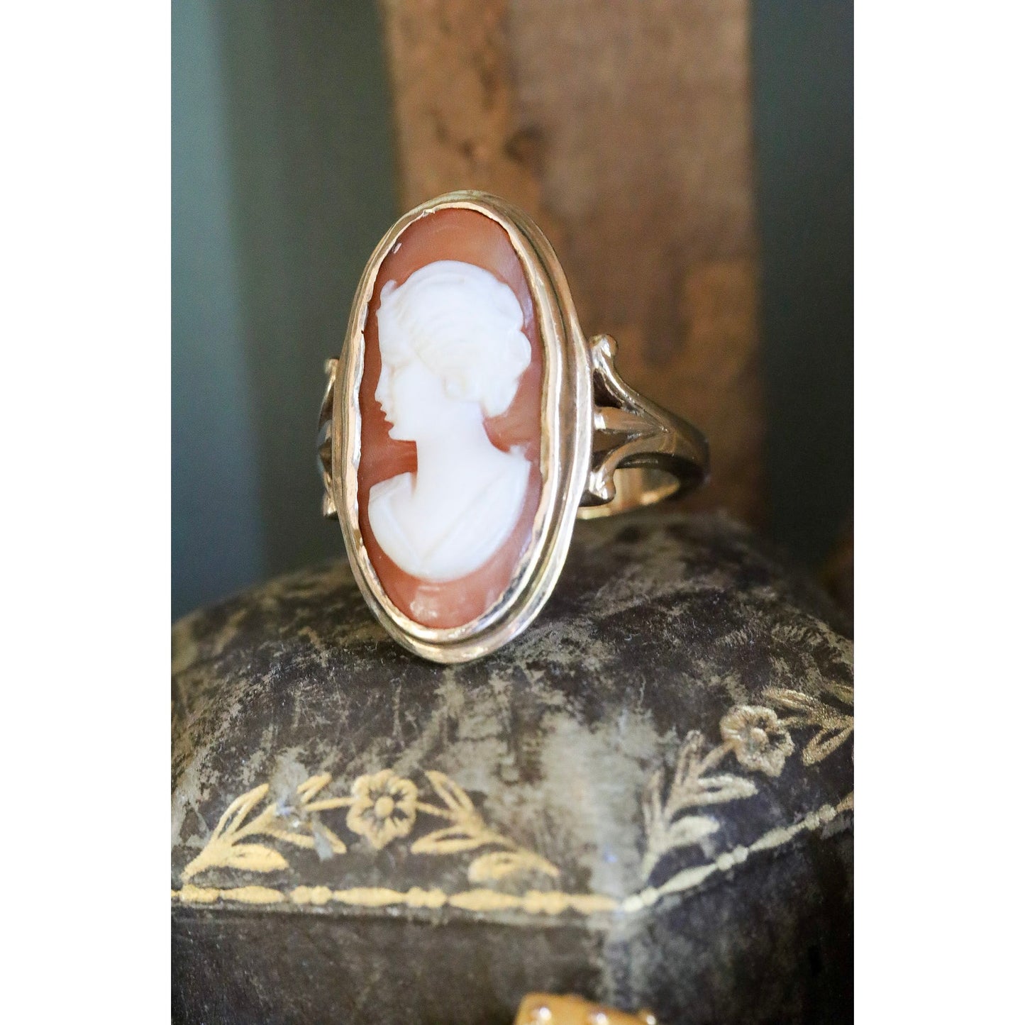 C1950 10K Yellow Gold Ring Featuring an Oval Hand Carved Conch Shell Cameo