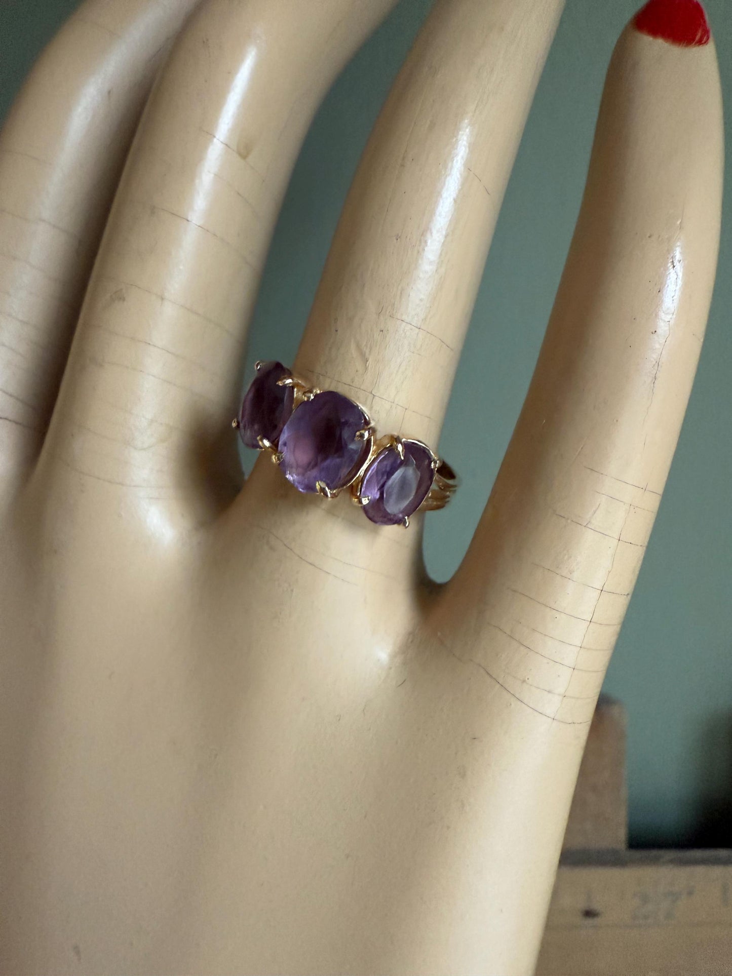 Vintage c1970 Oval Cut Amethyst 14K Yellow Gold Ring