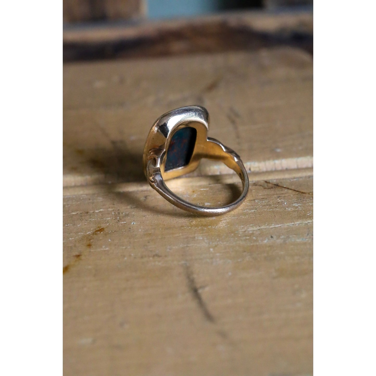 An Antique c1915 10K Yellow Gold Bloodstone Ring