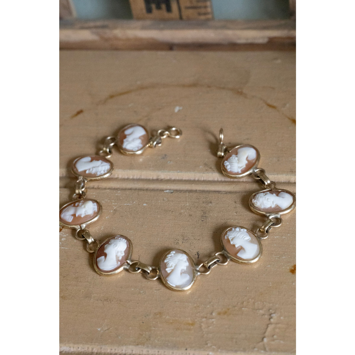 Vintage 14K Yellow Gold Hand Carved Shell Cameo Link Bracelet