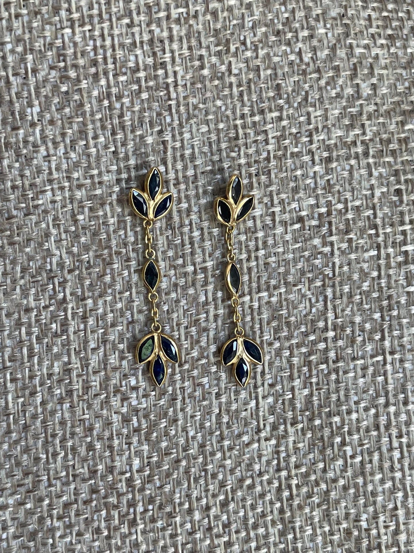 Vintage Natural Sapphire Dangle Earrings in 18K Yellow Gold