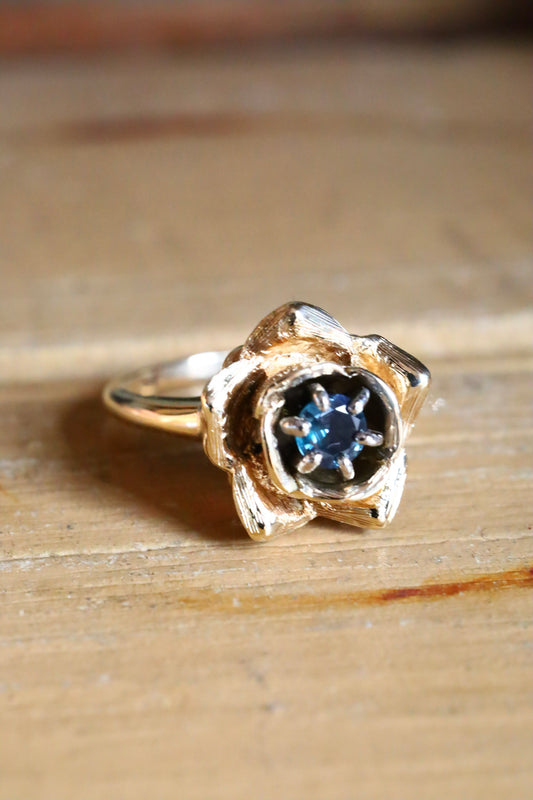 A Magical Vintage 14K Yellow Gold Rose Ring Set with a Alexandrite