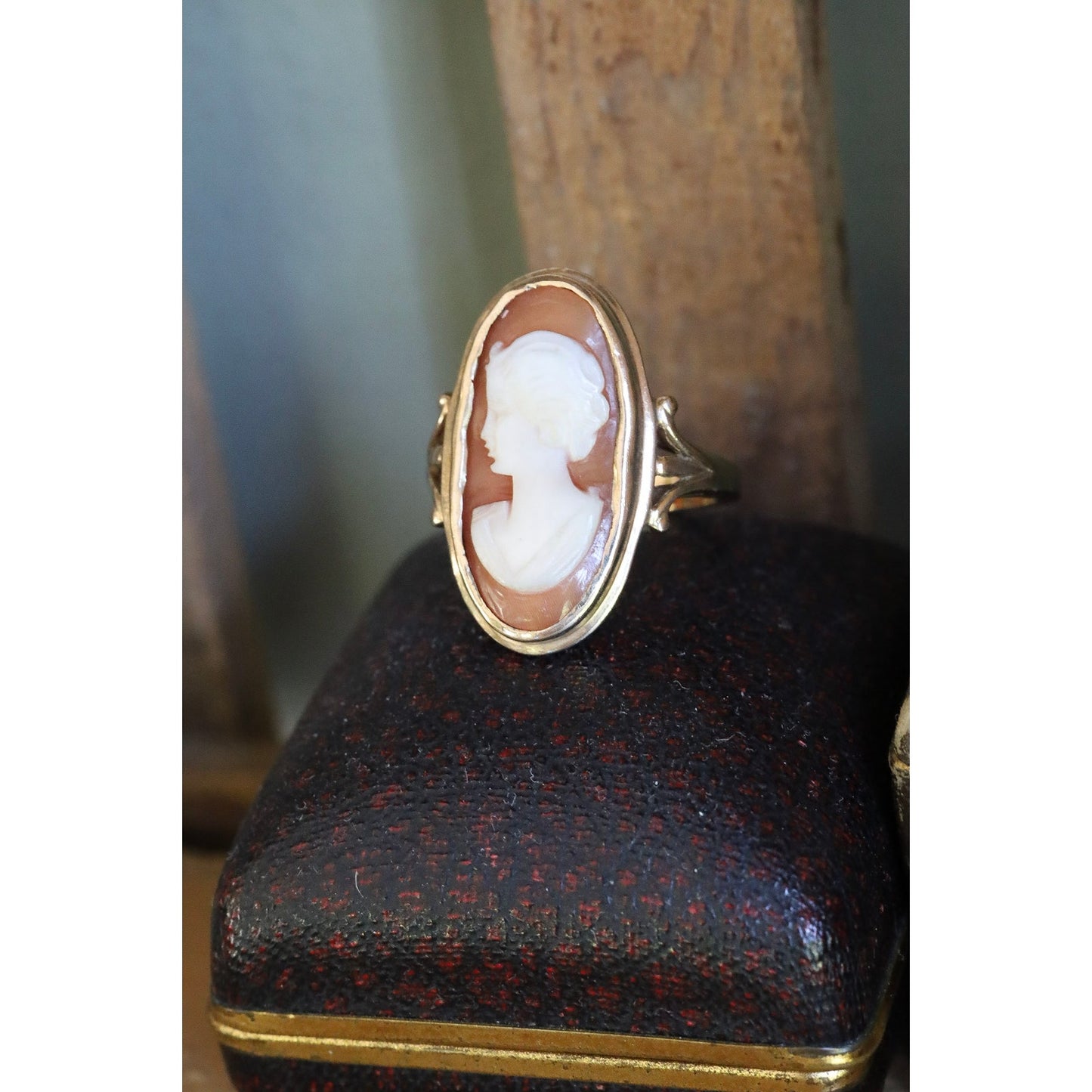 C1950 10K Yellow Gold Ring Featuring an Oval Hand Carved Conch Shell Cameo