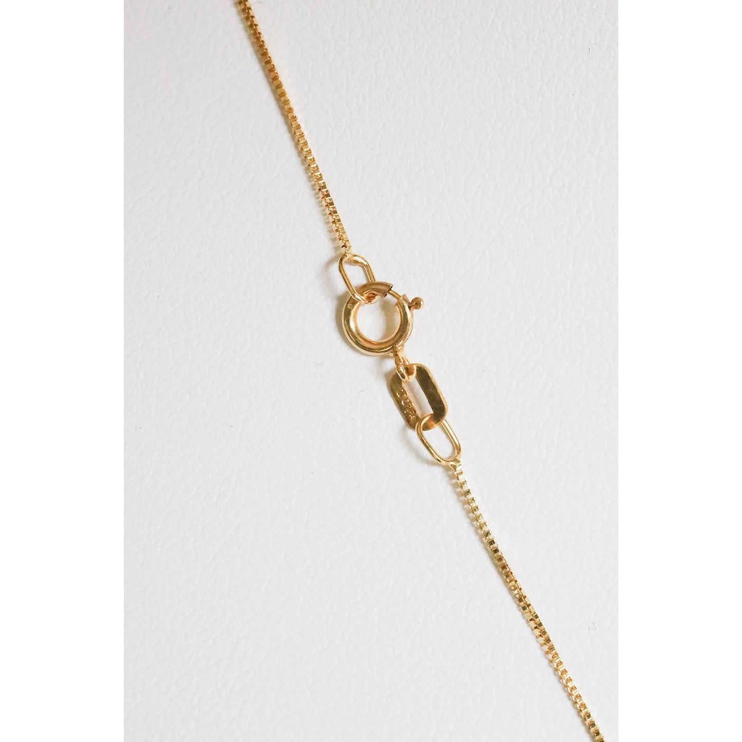 14K Yellow Gold Banded Agate Carved Cat Cameo Pendant on 14K Gold Chain