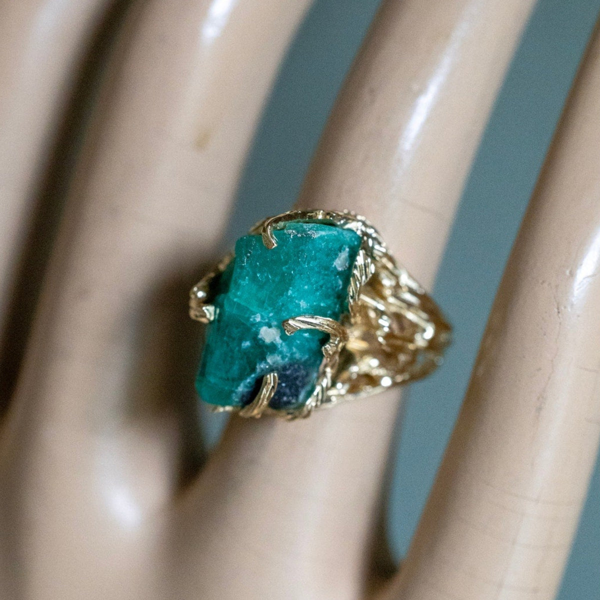 1960-1970 Brutalist 18K Yellow Gold Raw Emerald Ring