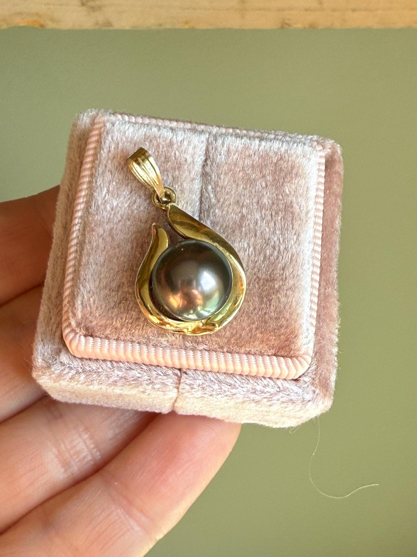 Vintage Tahitian Pearl Pendant in 14K Yellow Gold