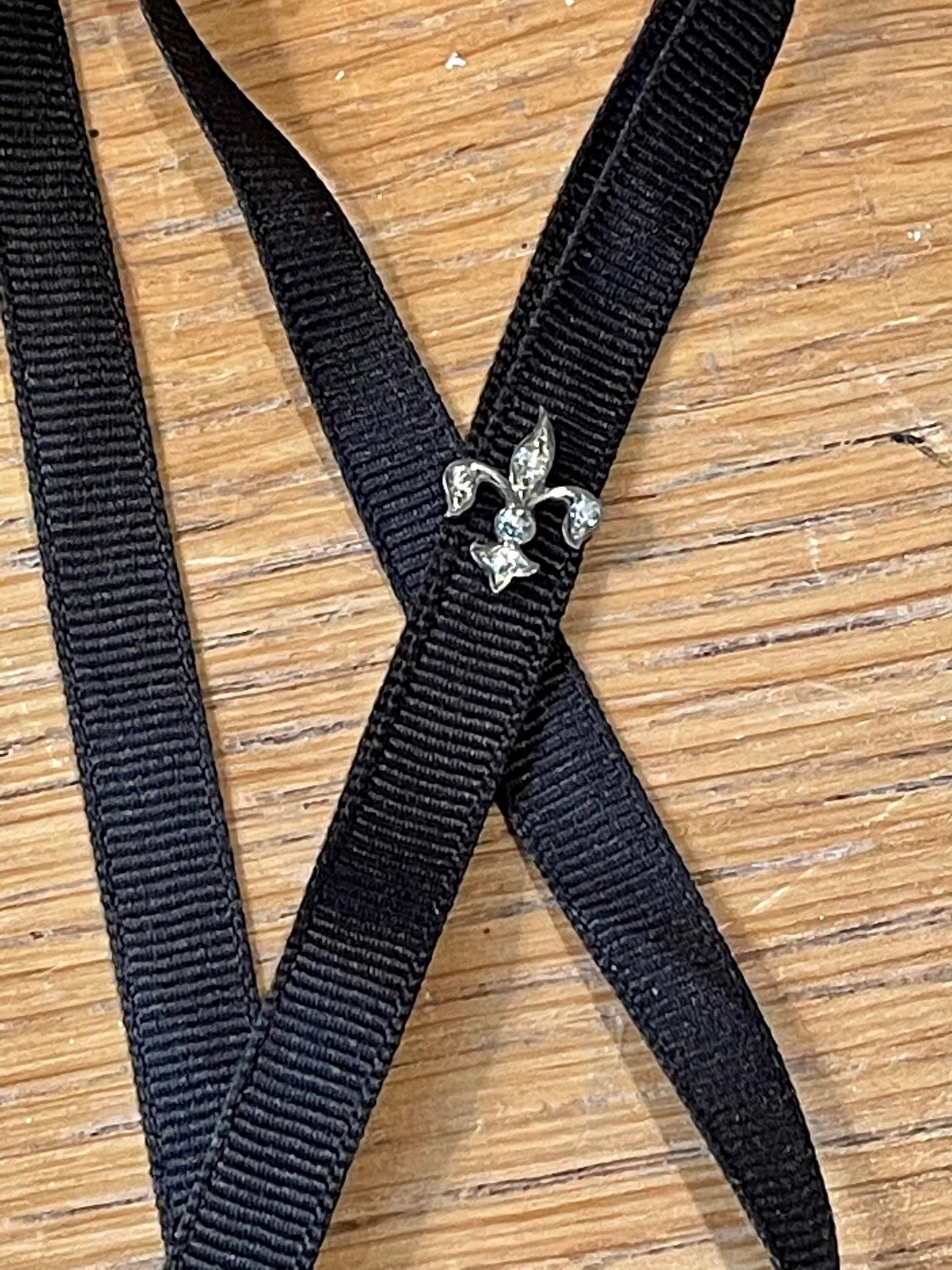 c1915 Edwardian Grossgrain Necklace with Sterling Silver Fleur De Lis Slide