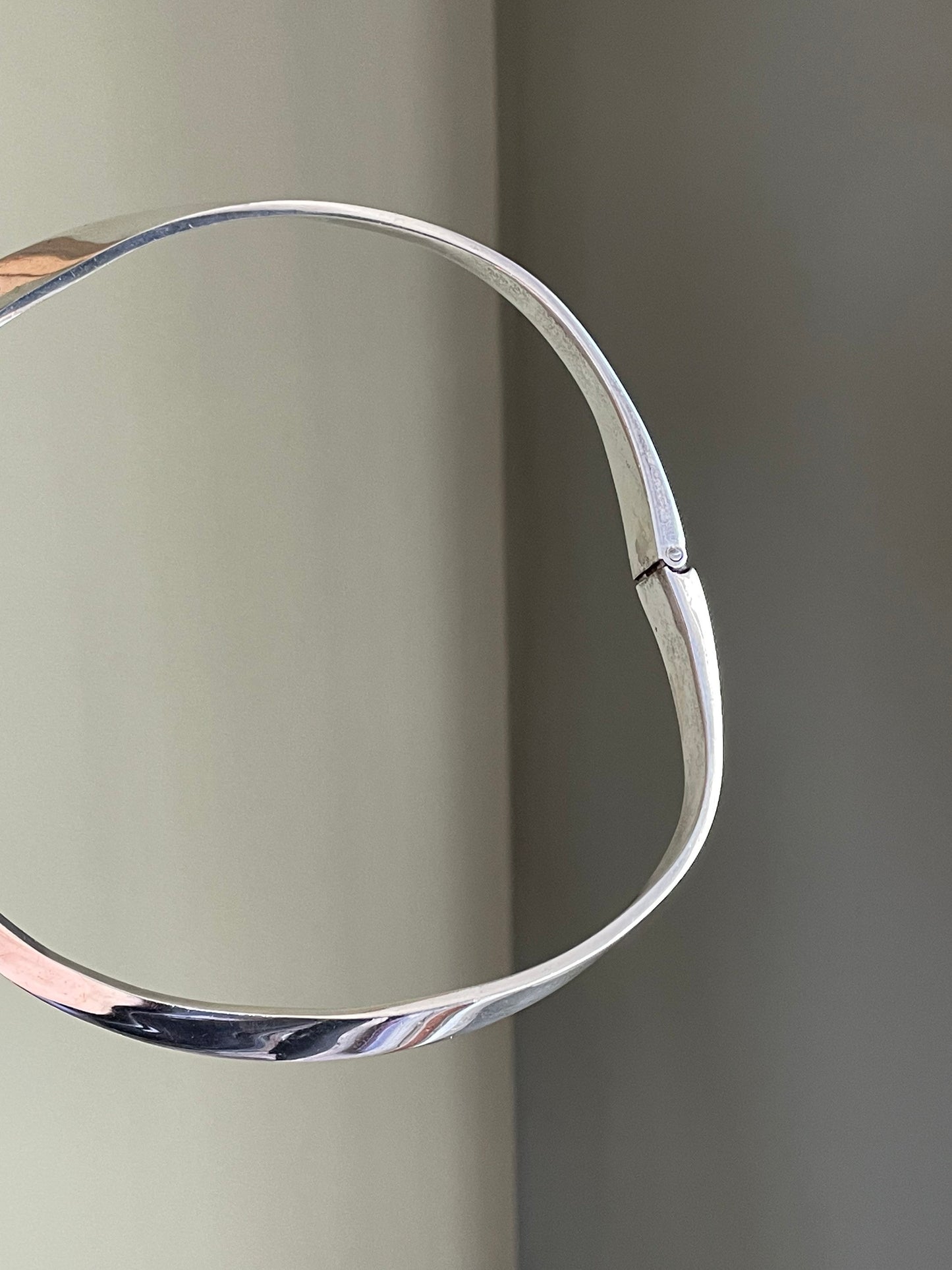 A Vintage Solid Sterling Silver Mexican Smokey Quartz Hinged Collar