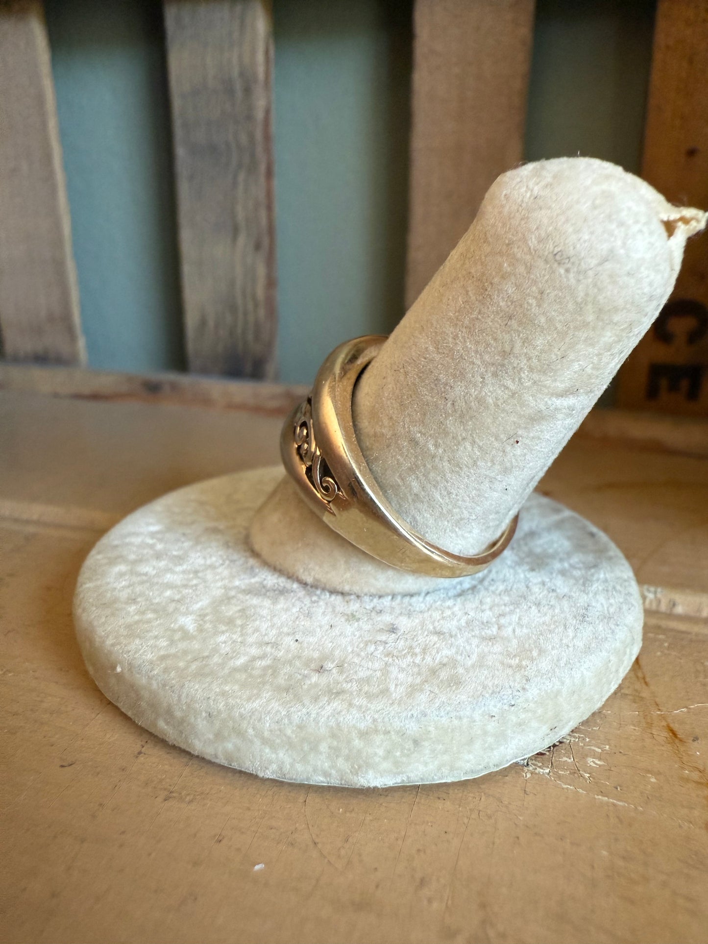 Vintage Solid 104K Yellow Gold Scroll Work Band Ring