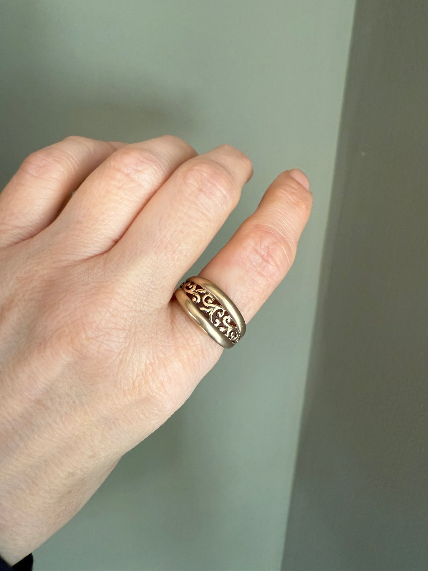 Vintage Solid 104K Yellow Gold Scroll Work Band Ring