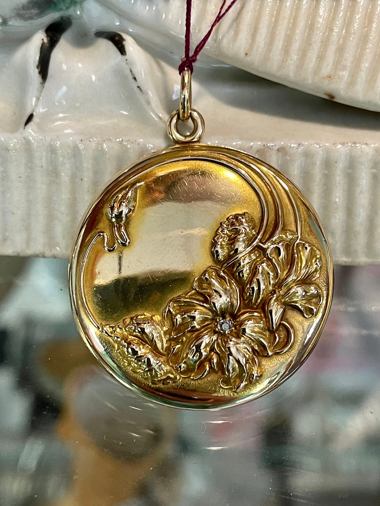 10K Yellow Gold Antique Art Nouveau Floral Diamond Round Locket