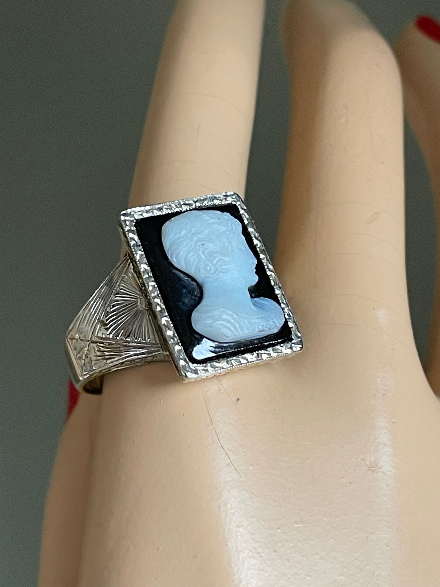 14K Gold Art Deco Agate Cameo Ring: 1920s Flapper