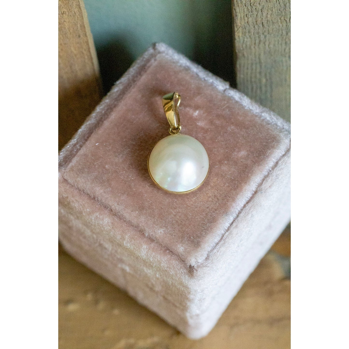 Vintage 14K Yellow Gold Mabe Pearl Pendant with Hinge