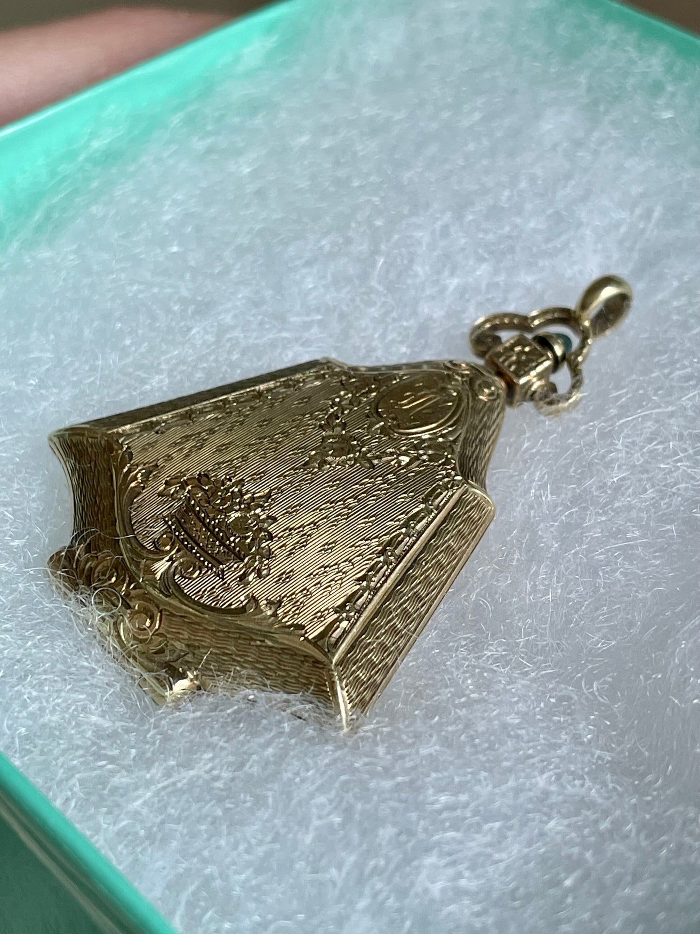 An Fine Edwardian 14K Yellow Gold Engine Turned Locket with Sapphire Cabochon Push Clasp