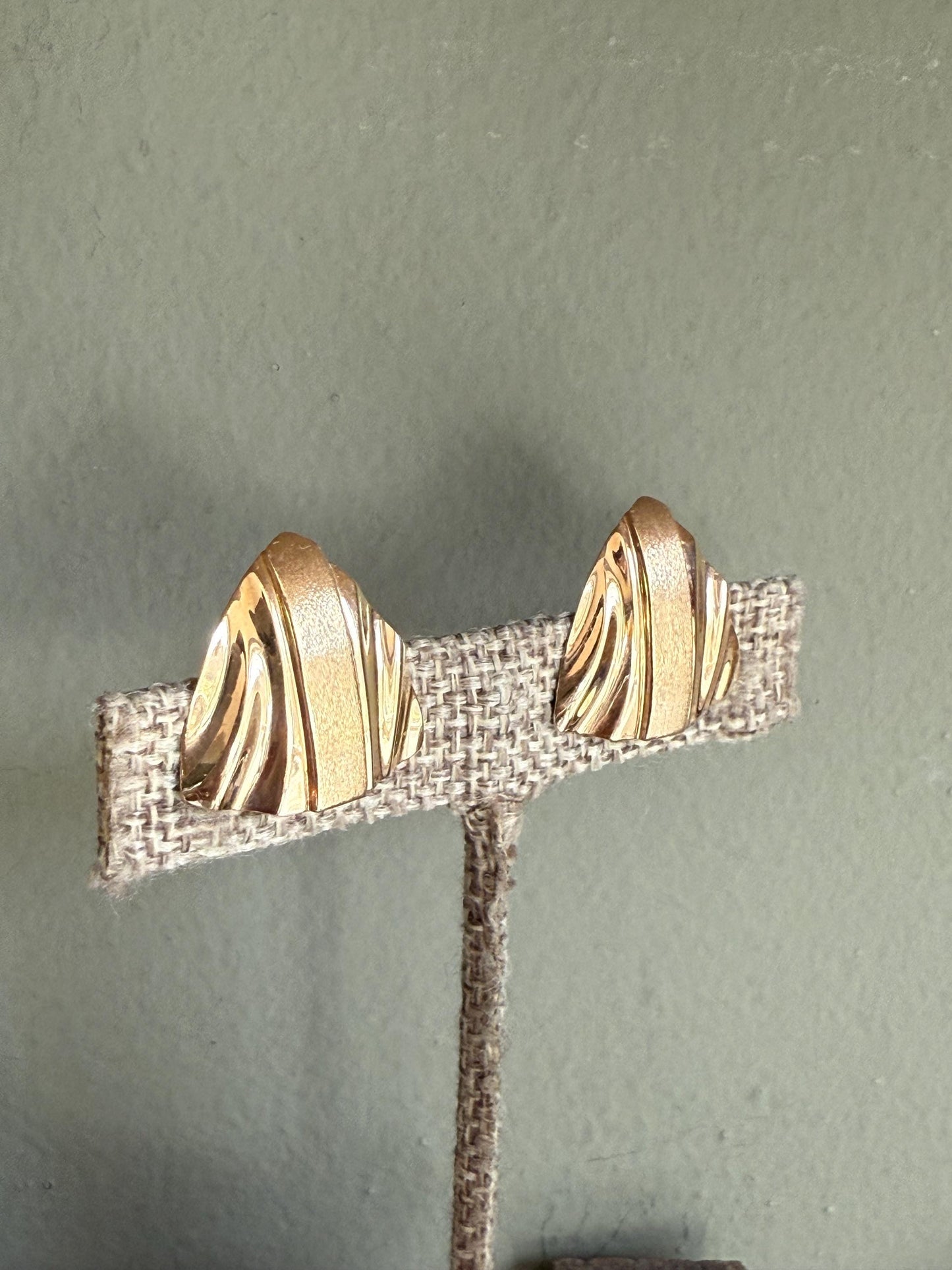 Vintage c1980 14K Yellow Gold Triangular Shaped Earrings