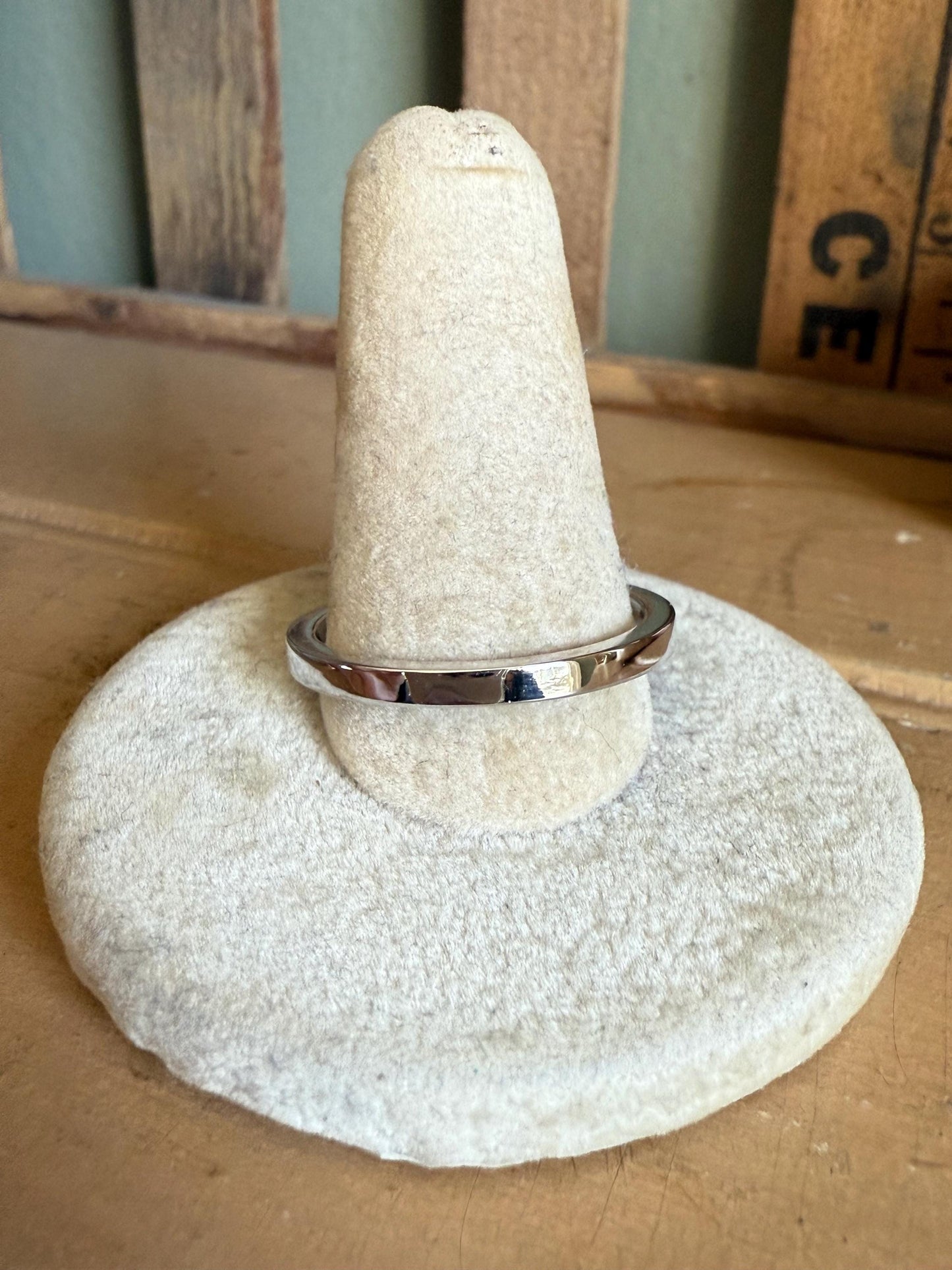 Vintage 18K White Gold Smooth Polish Band by Italian Maker Recarlo