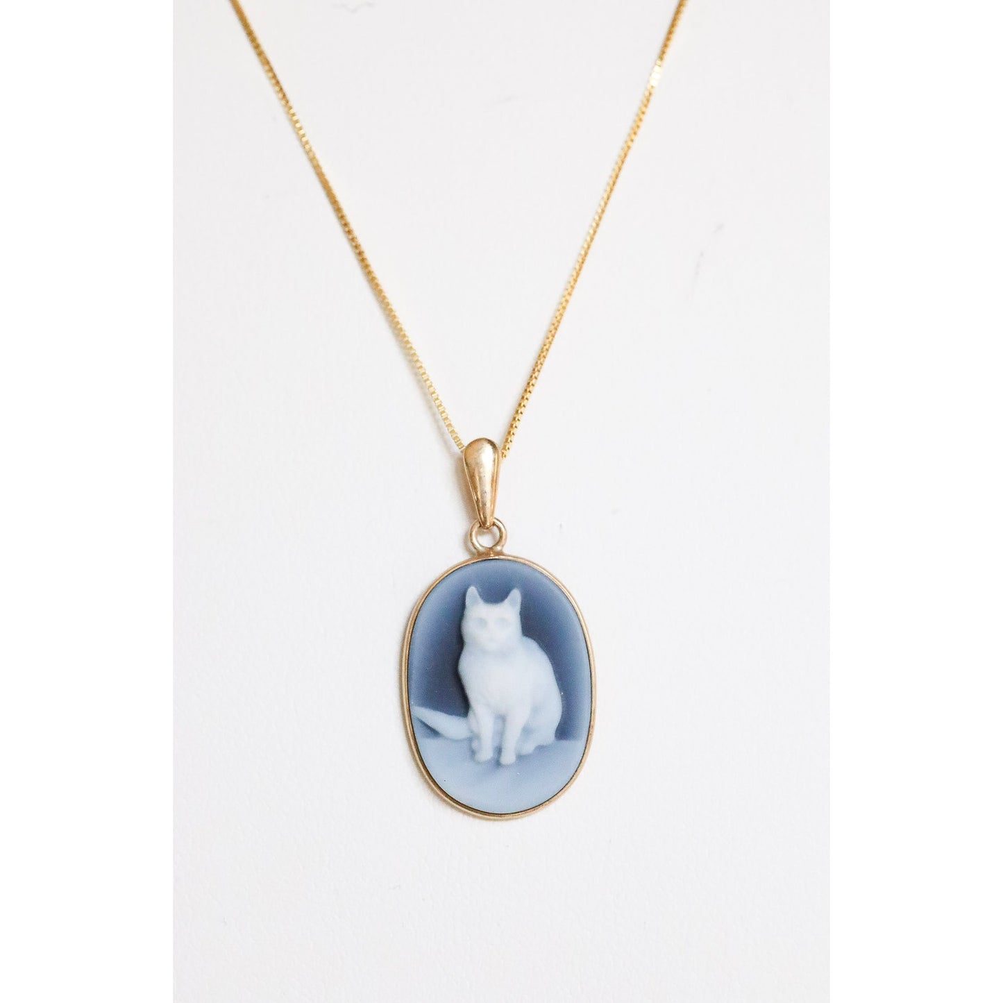 14K Yellow Gold Banded Agate Carved Cat Cameo Pendant on 14K Gold Chain
