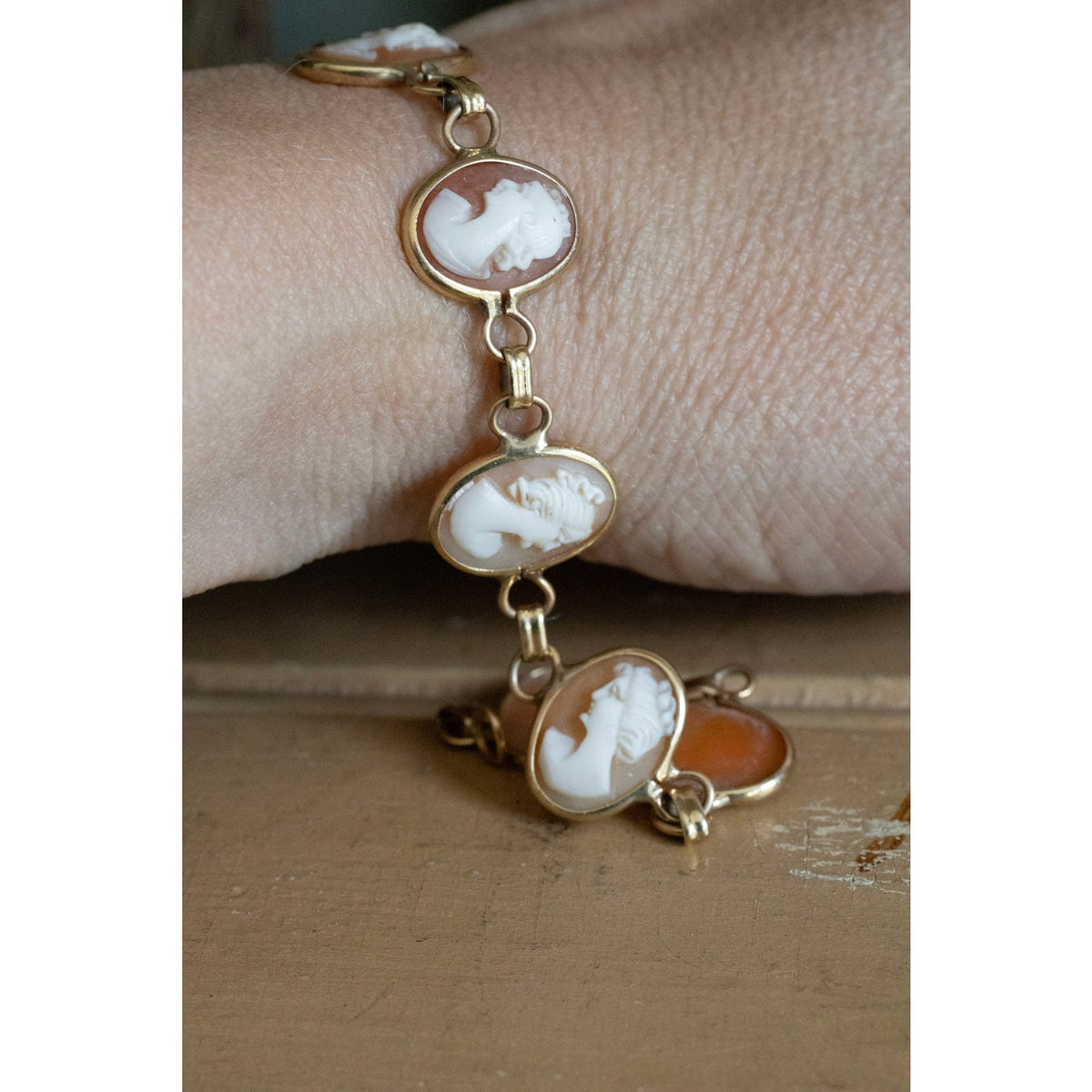 Vintage 14K Yellow Gold Hand Carved Shell Cameo Link Bracelet