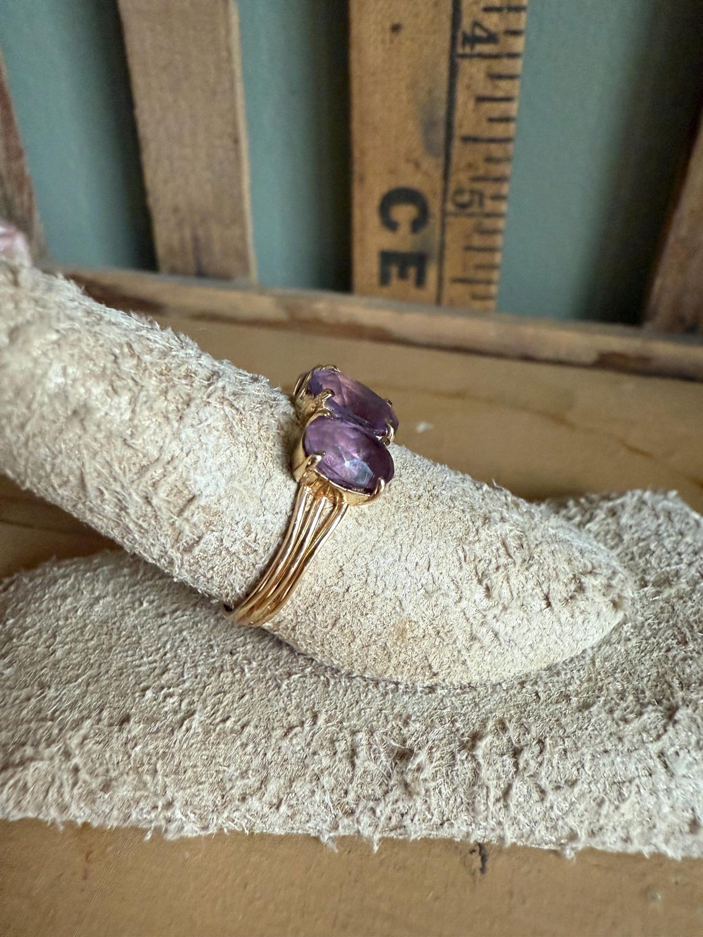 Vintage c1970 Oval Cut Amethyst 14K Yellow Gold Ring