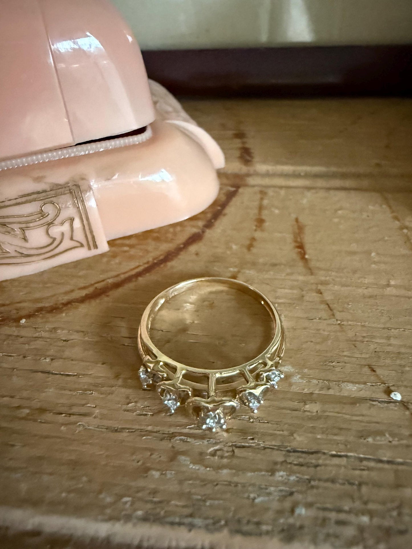 Vintage 14K Yellow Gold Five Diamond Set Heart Band