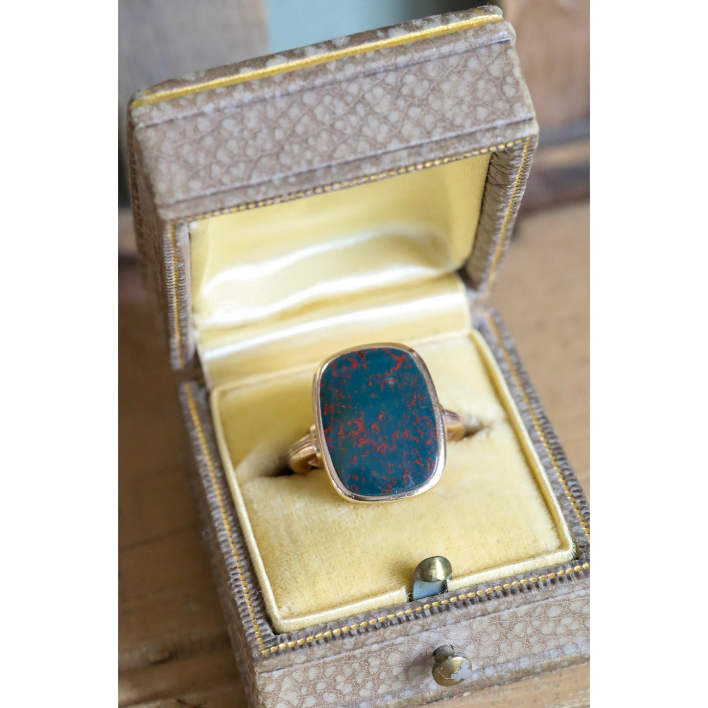 An Antique c1915 10K Yellow Gold Bloodstone Ring