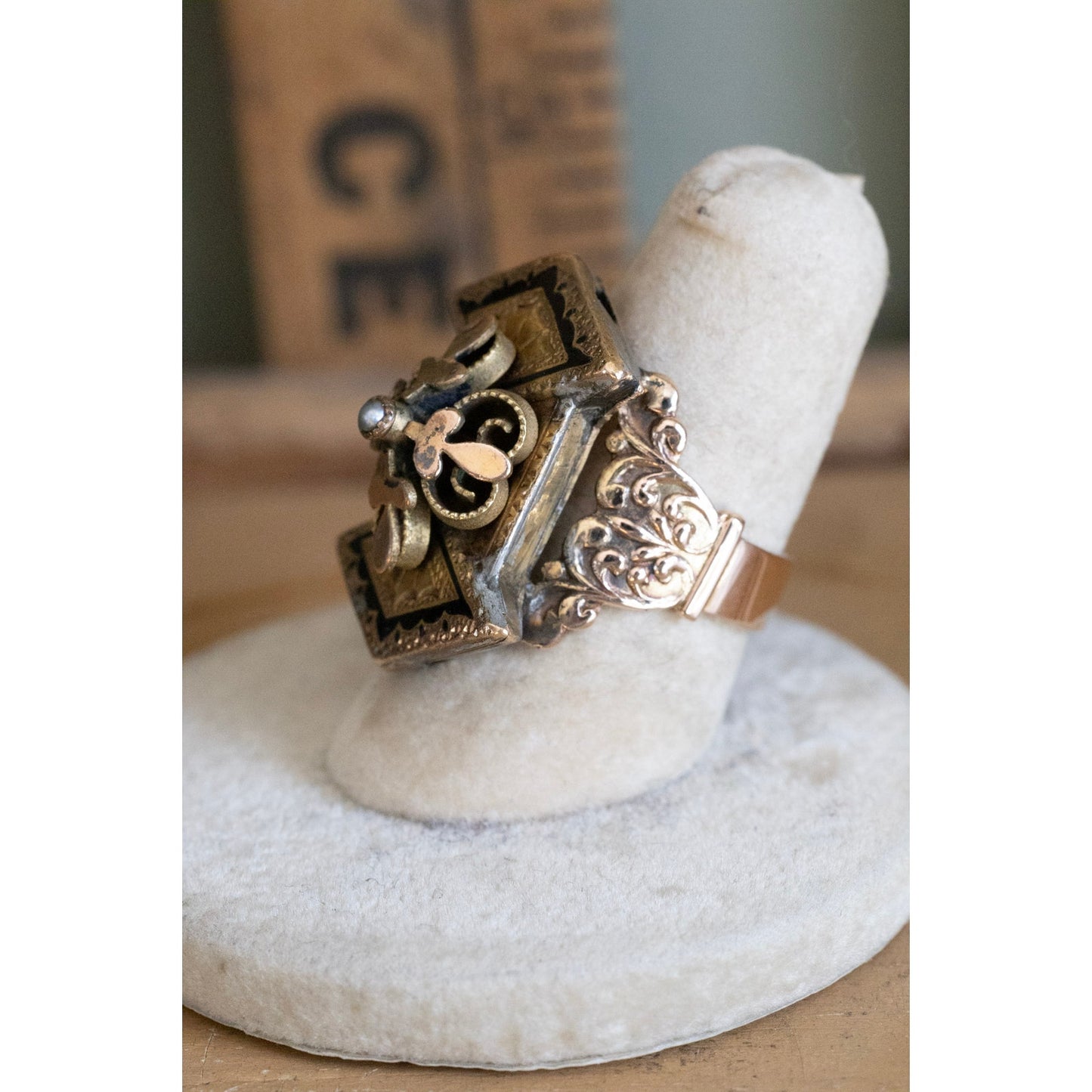 A One of a Kind Victorian Taille d'épargne Black Tracery Pearl Ring