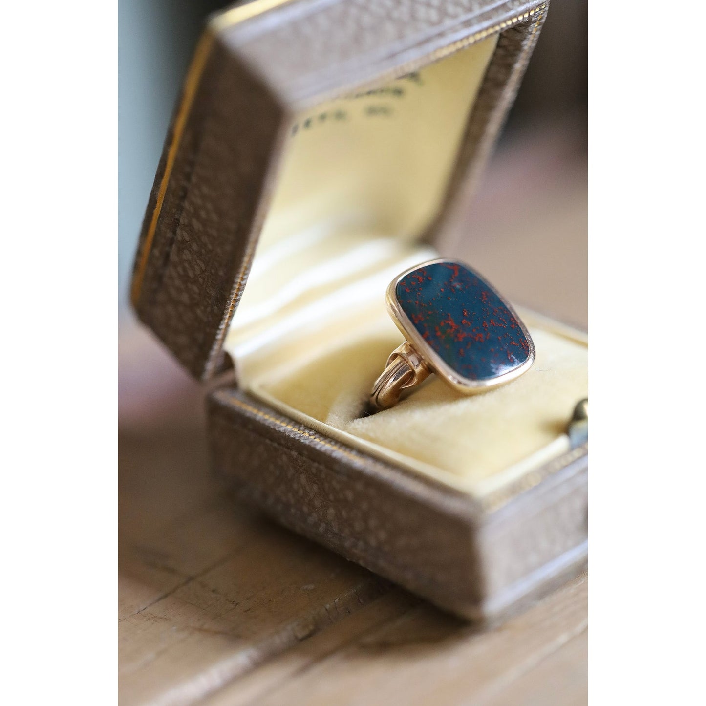 An Antique c1915 10K Yellow Gold Bloodstone Ring