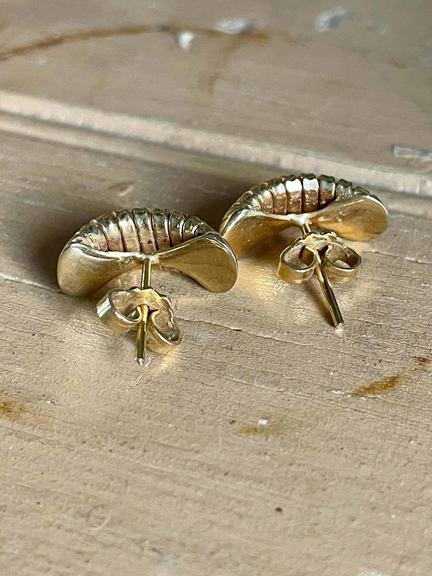 Vintage 1970-80's Solid 18K Yellow Gold Ribbed Semi Hoop Earrings