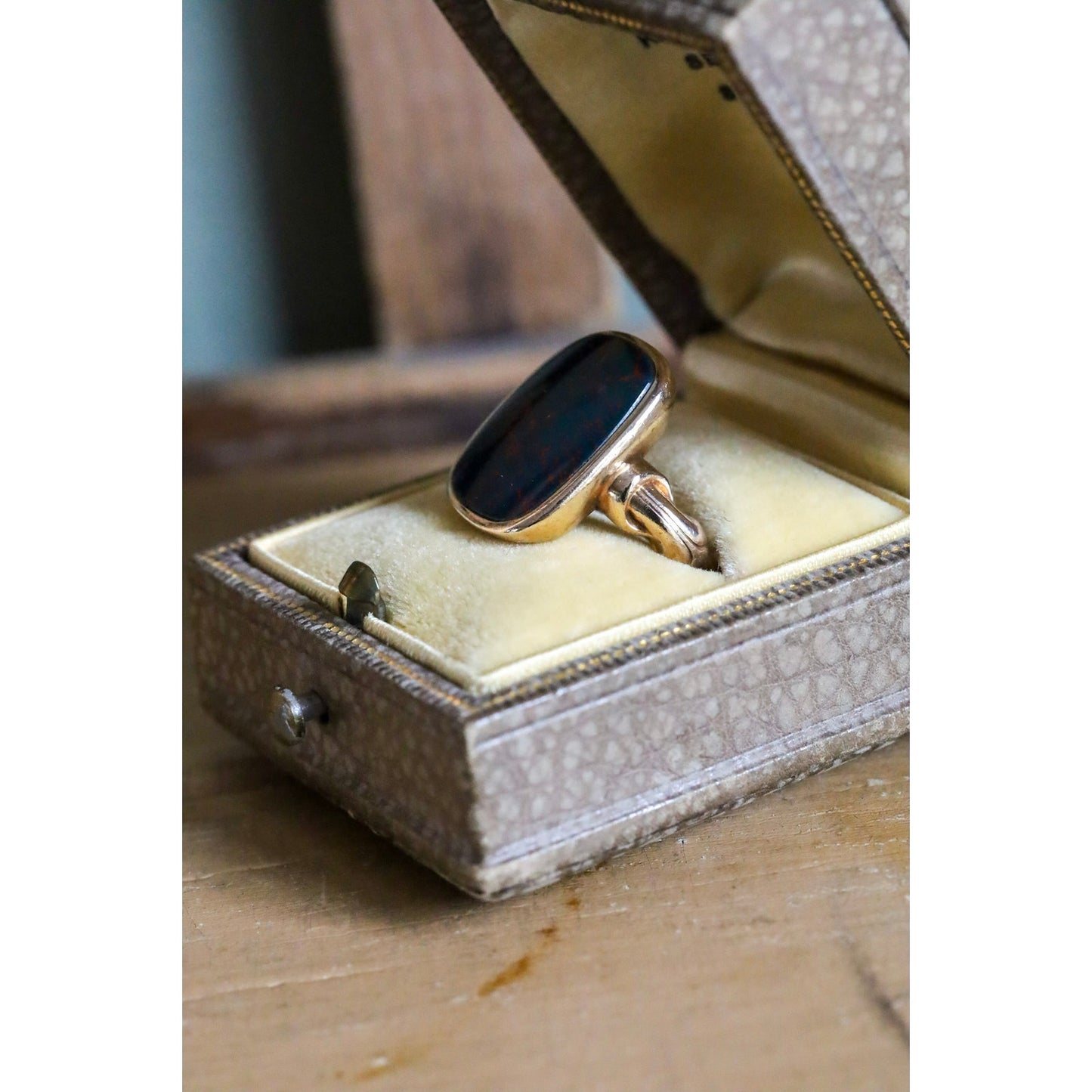 An Antique c1915 10K Yellow Gold Bloodstone Ring