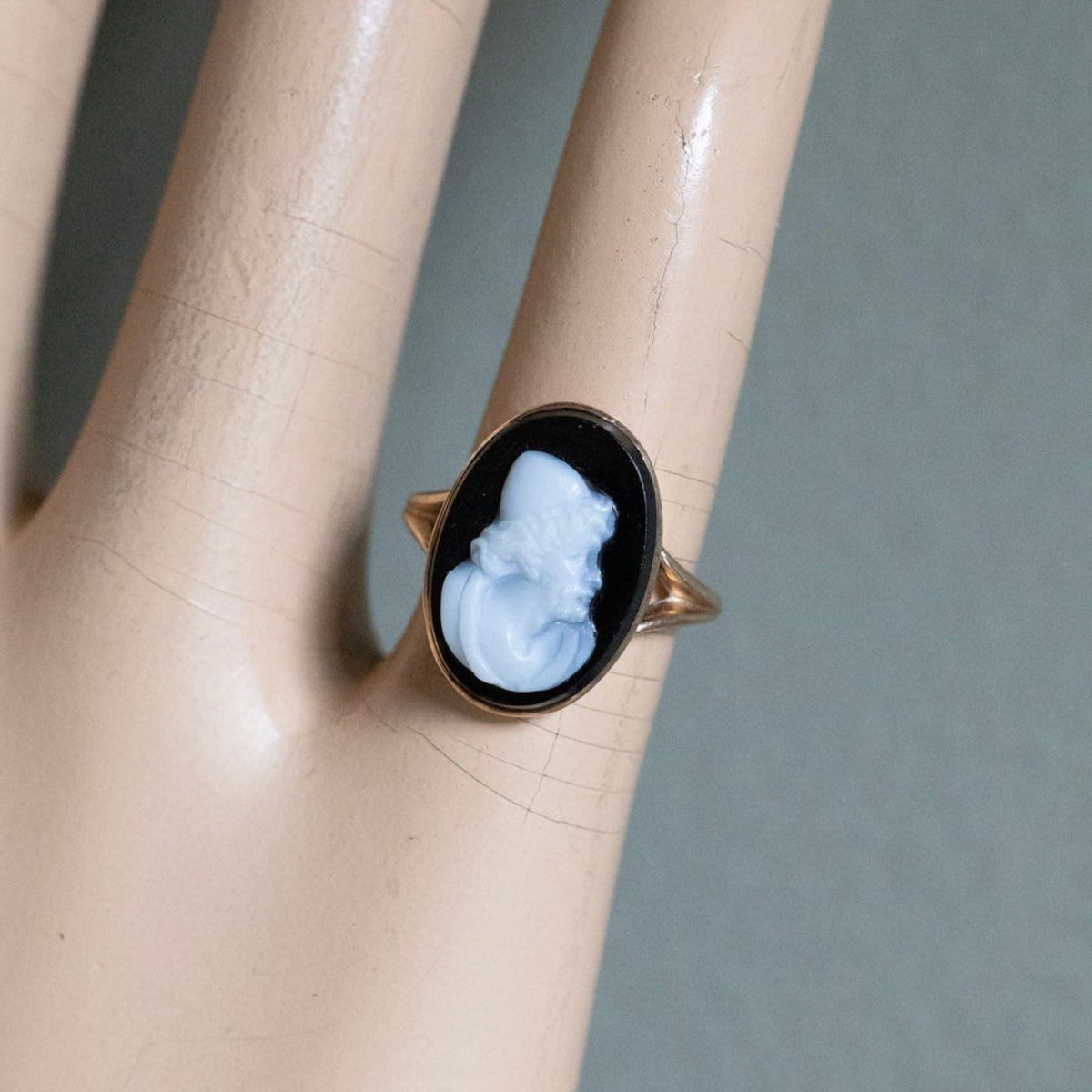 Antique 10K Yellow Gold Hand Carved Banded Agate Cameo Ring