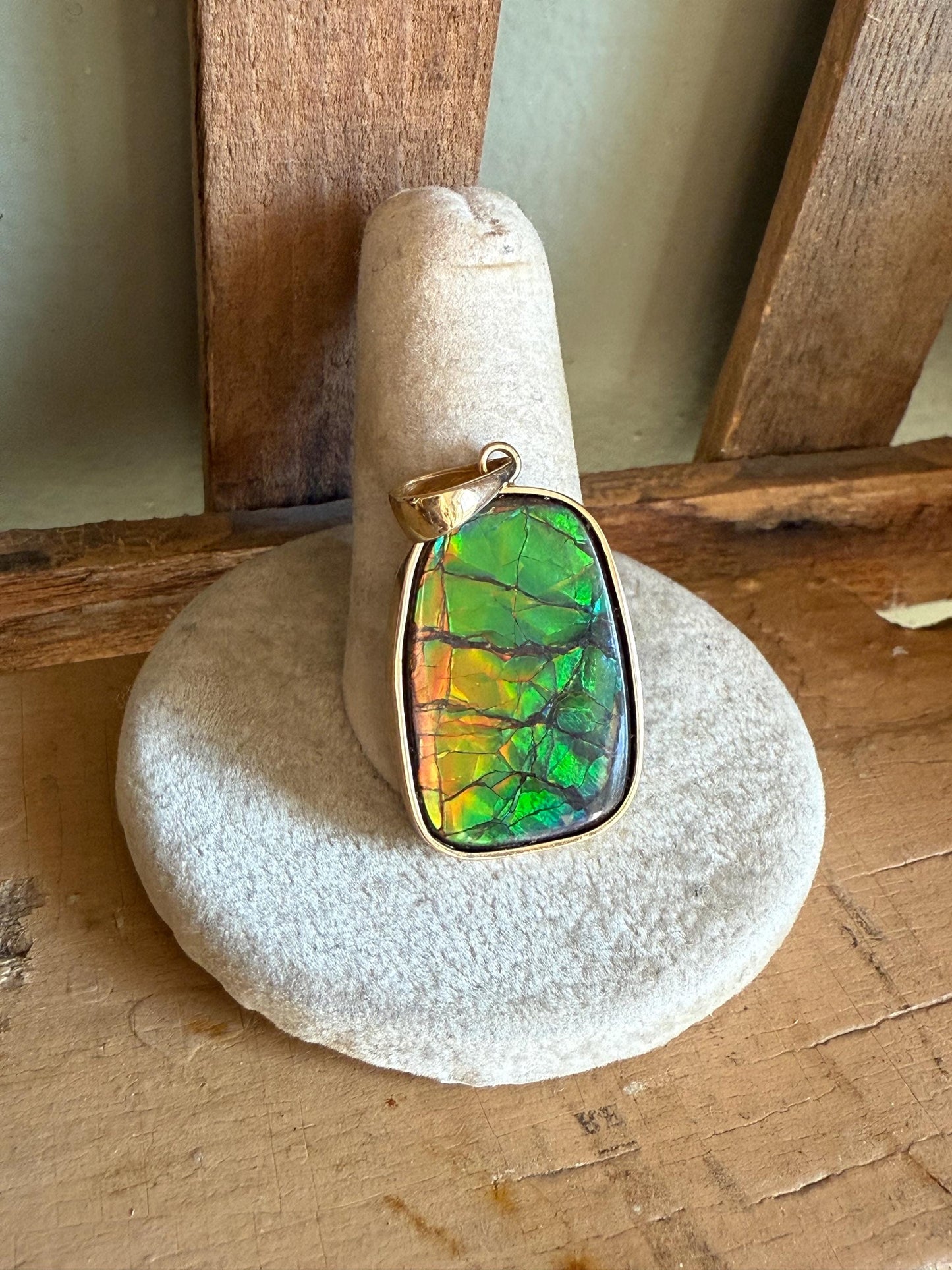 Vintage 14K Yellow Gold Pendant Featuring Ammolite Fossil