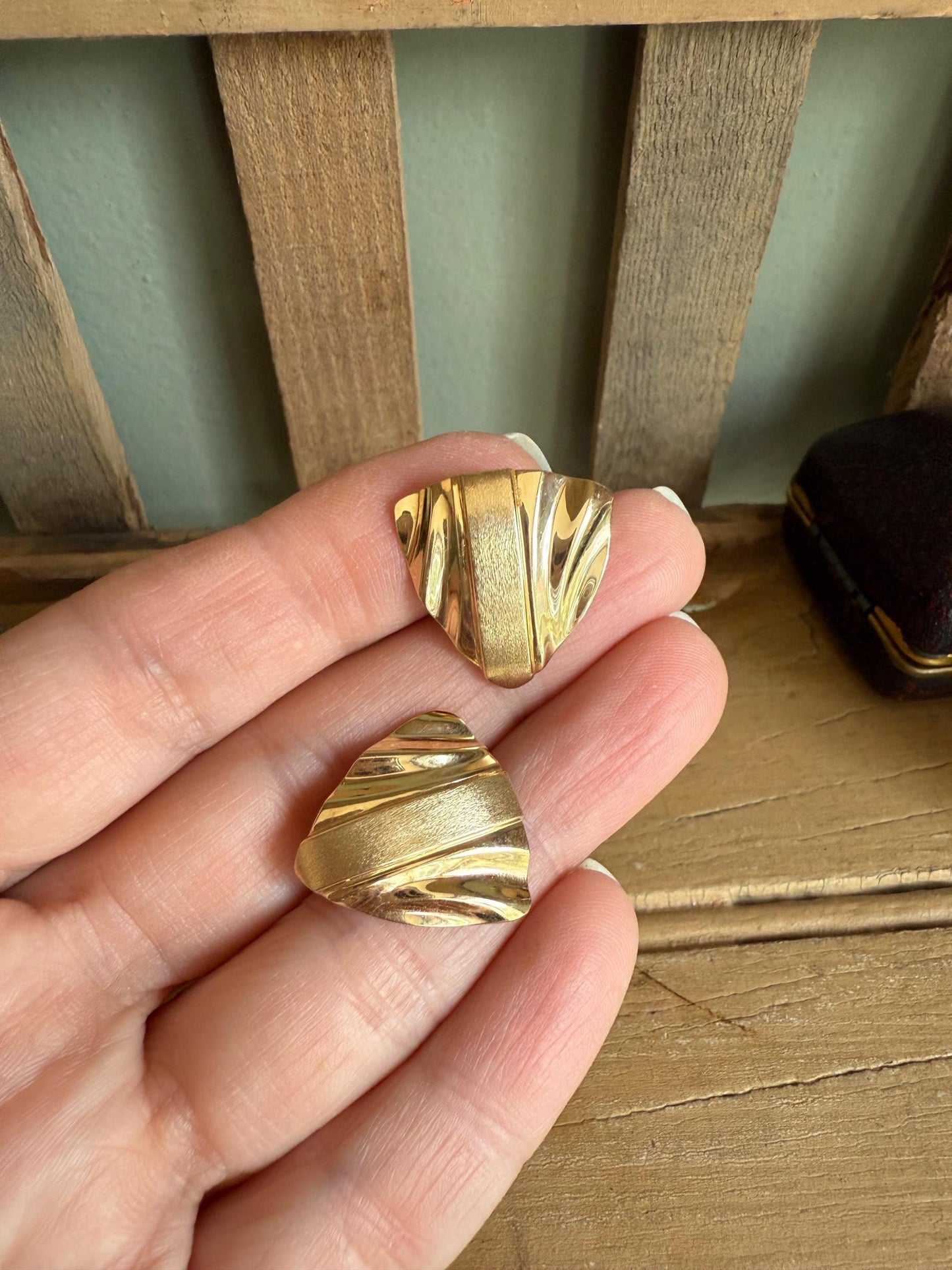 Vintage c1980 14K Yellow Gold Triangular Shaped Earrings