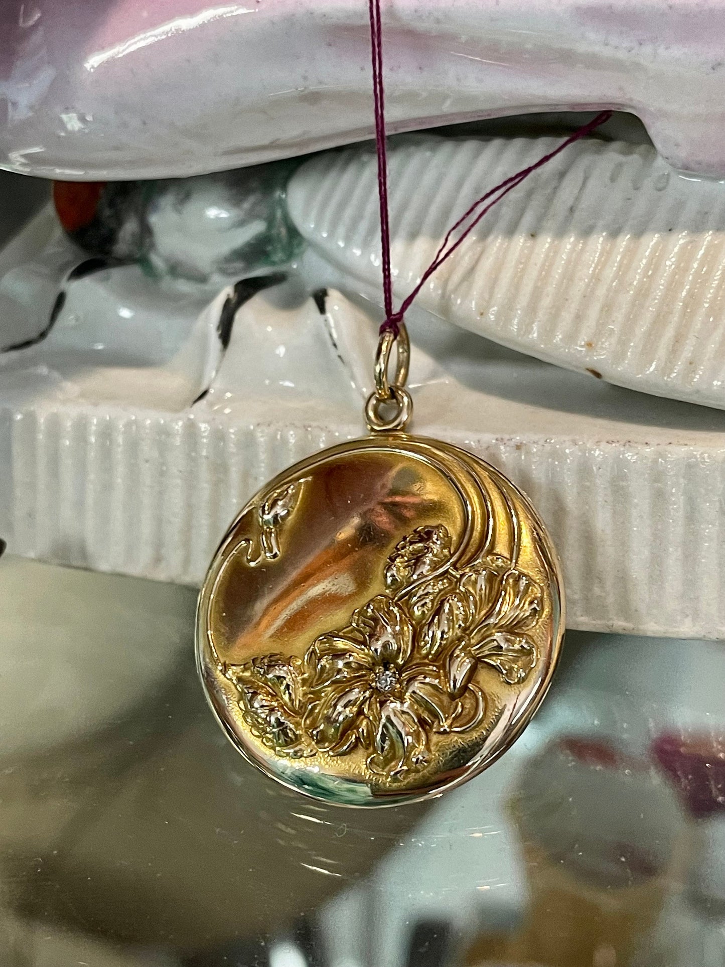 10K Yellow Gold Antique Art Nouveau Floral Diamond Round Locket