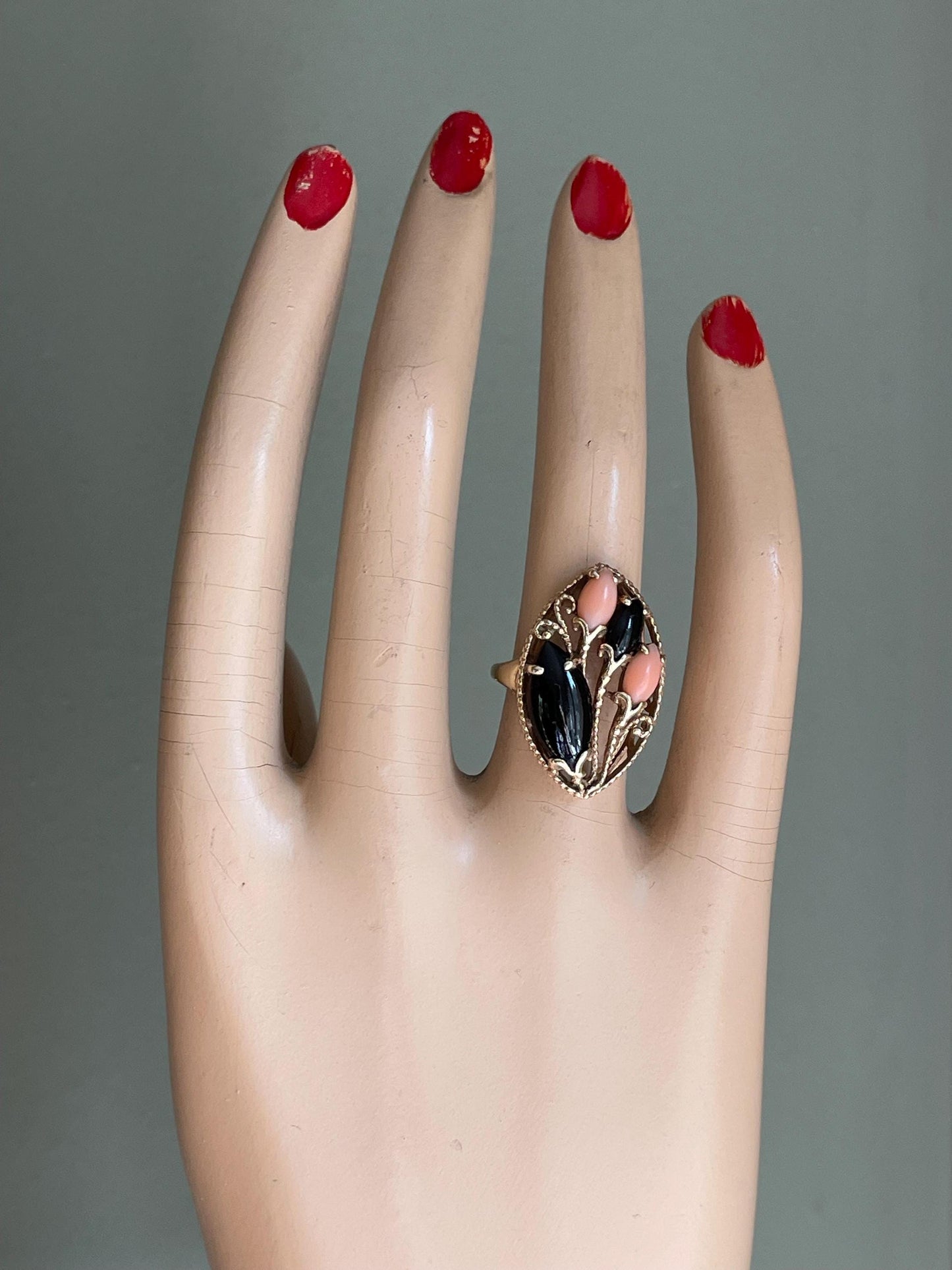 c1960 10K Yellow Gold Onyx and Coral Floral Ring