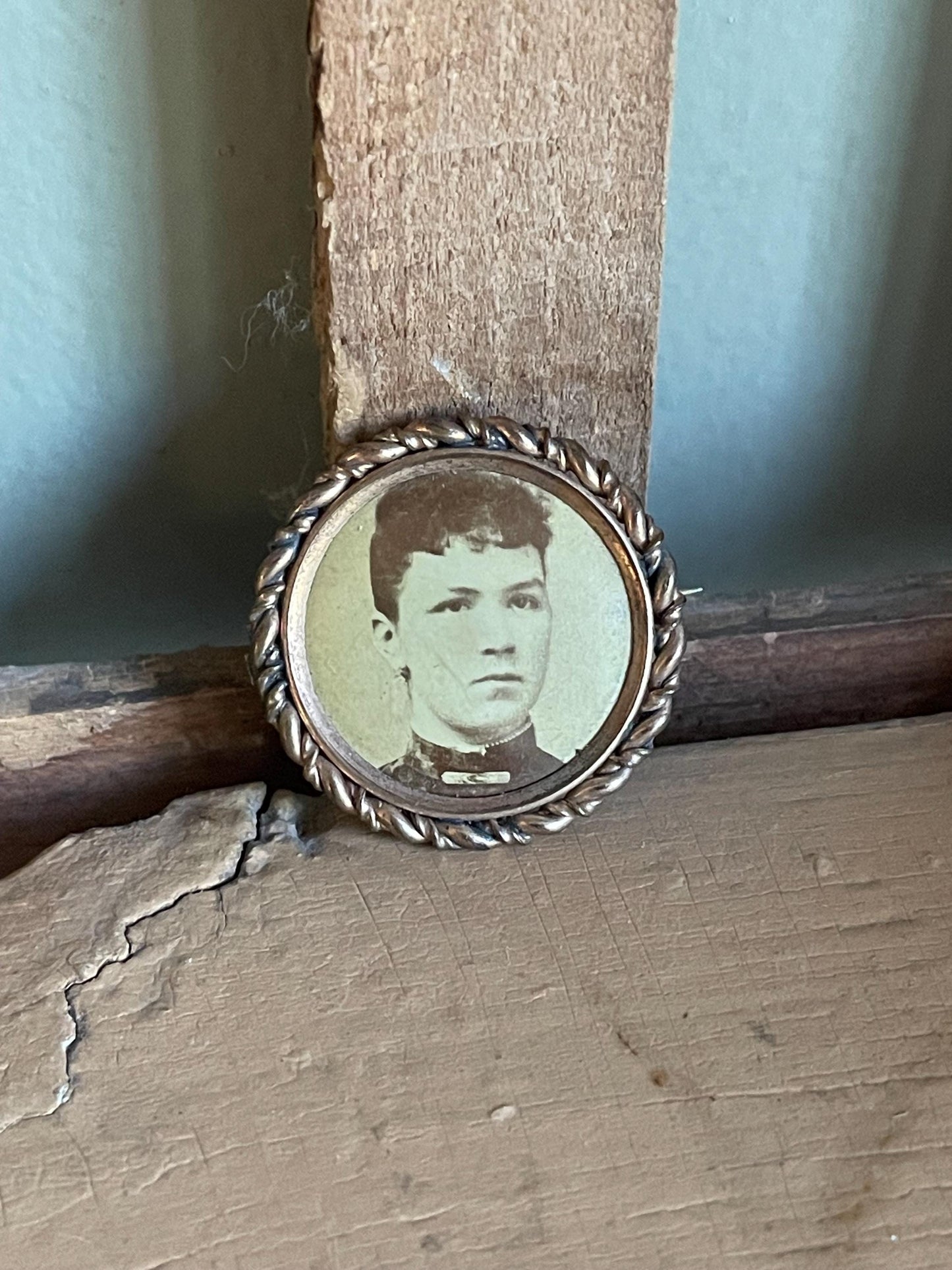 A Late Victorian Portriat of a Lady Wearing Jewlery Photograph Brooch