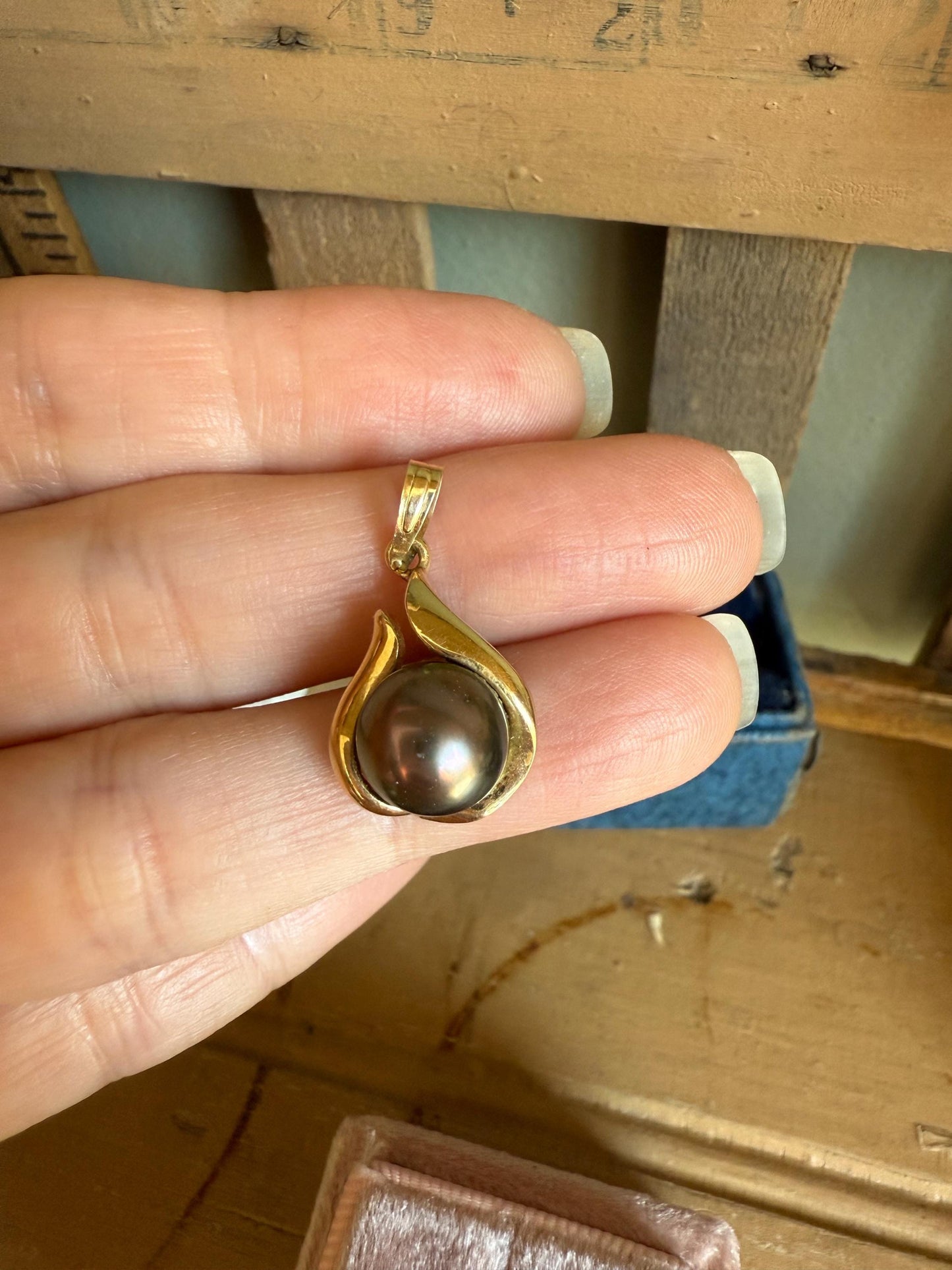 Vintage Tahitian Pearl Pendant in 14K Yellow Gold