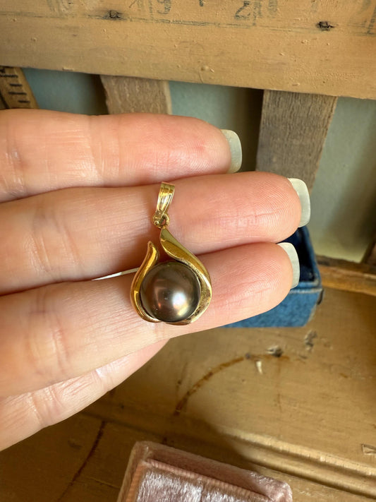Vintage Tahitian Pearl Pendant in 14K Yellow Gold